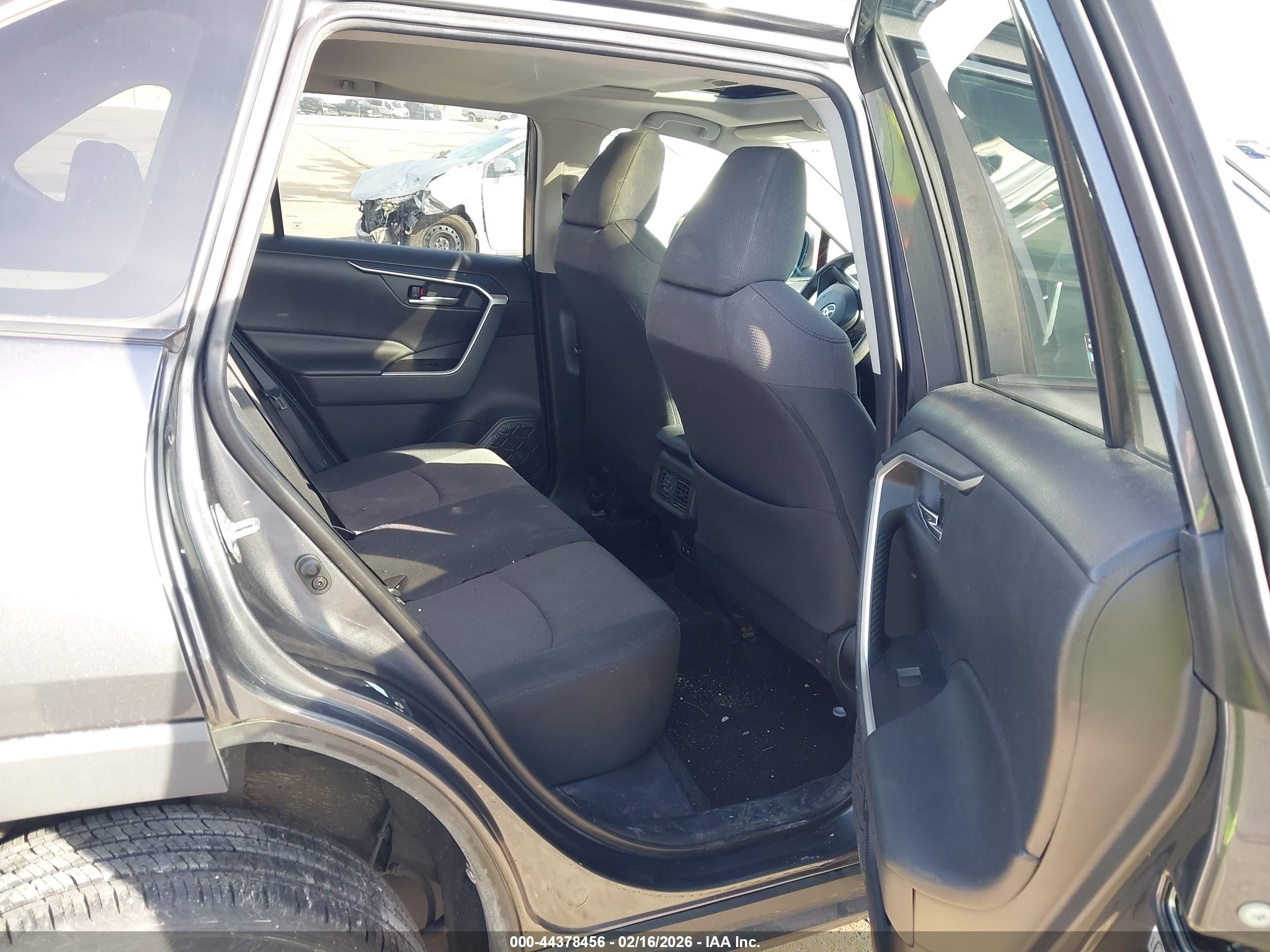 TOYOTA RAV4 image 8