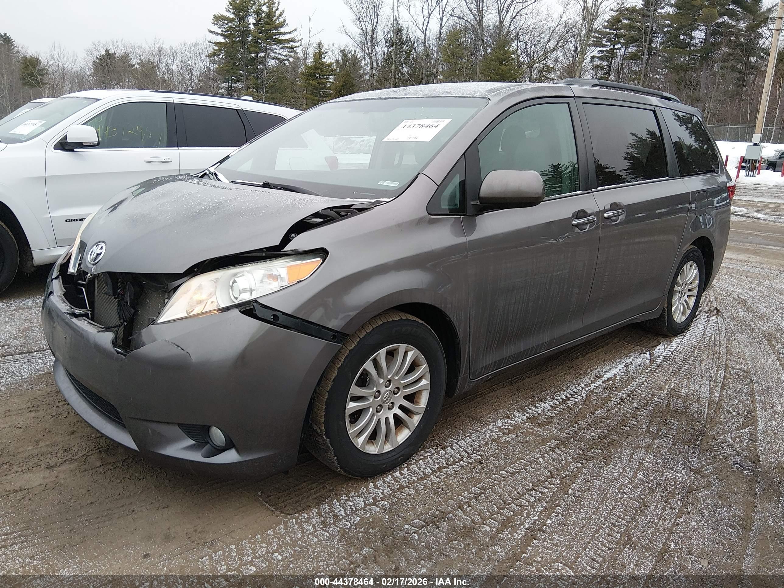 TOYOTA SIENNA image 2