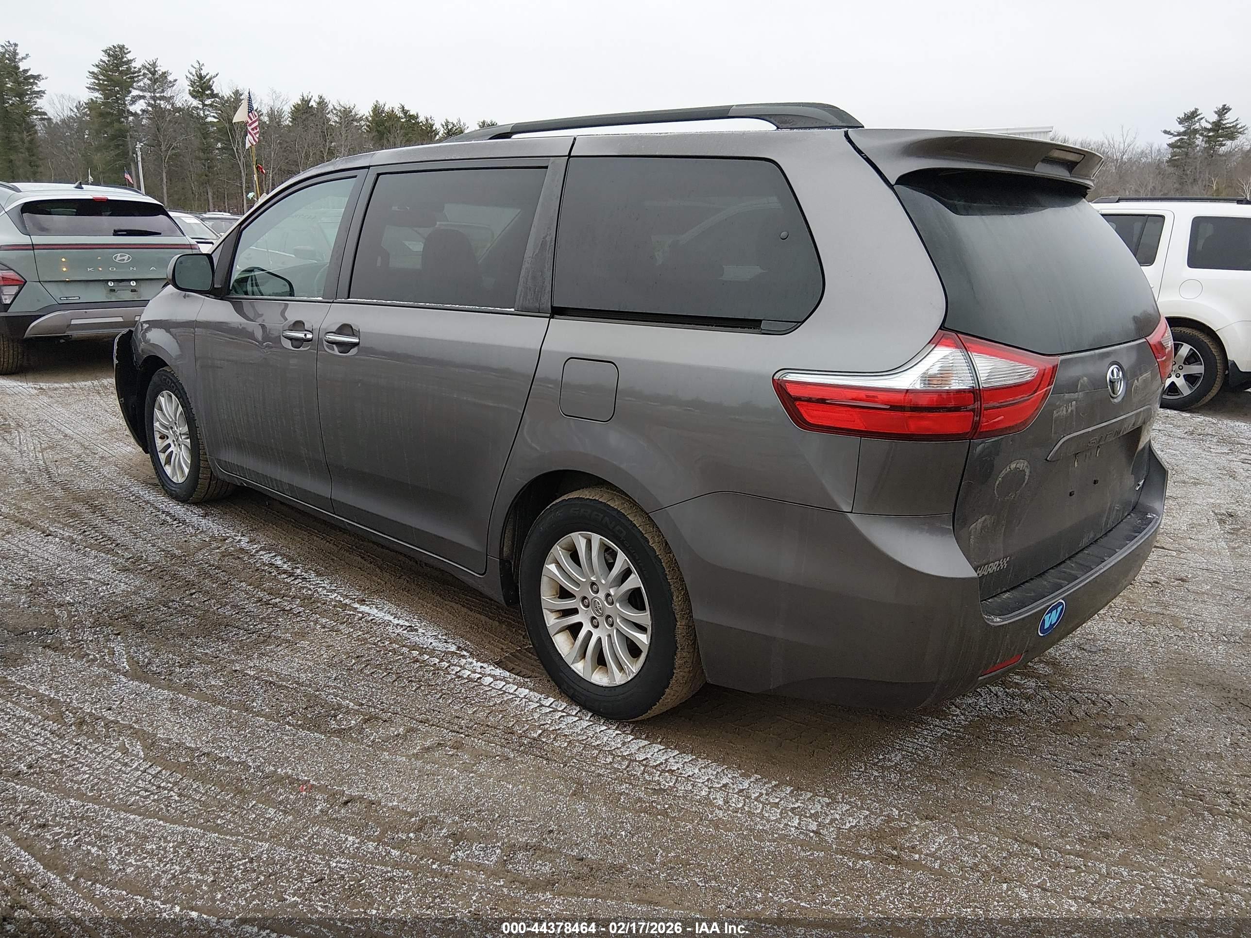 TOYOTA SIENNA image 3