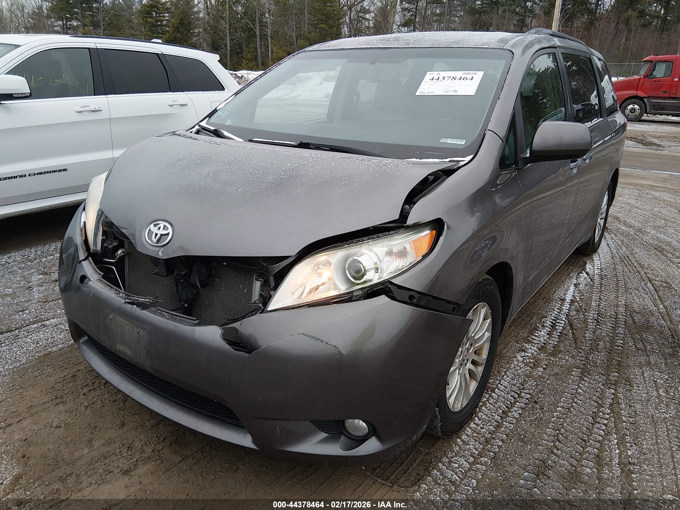 TOYOTA SIENNA image 6