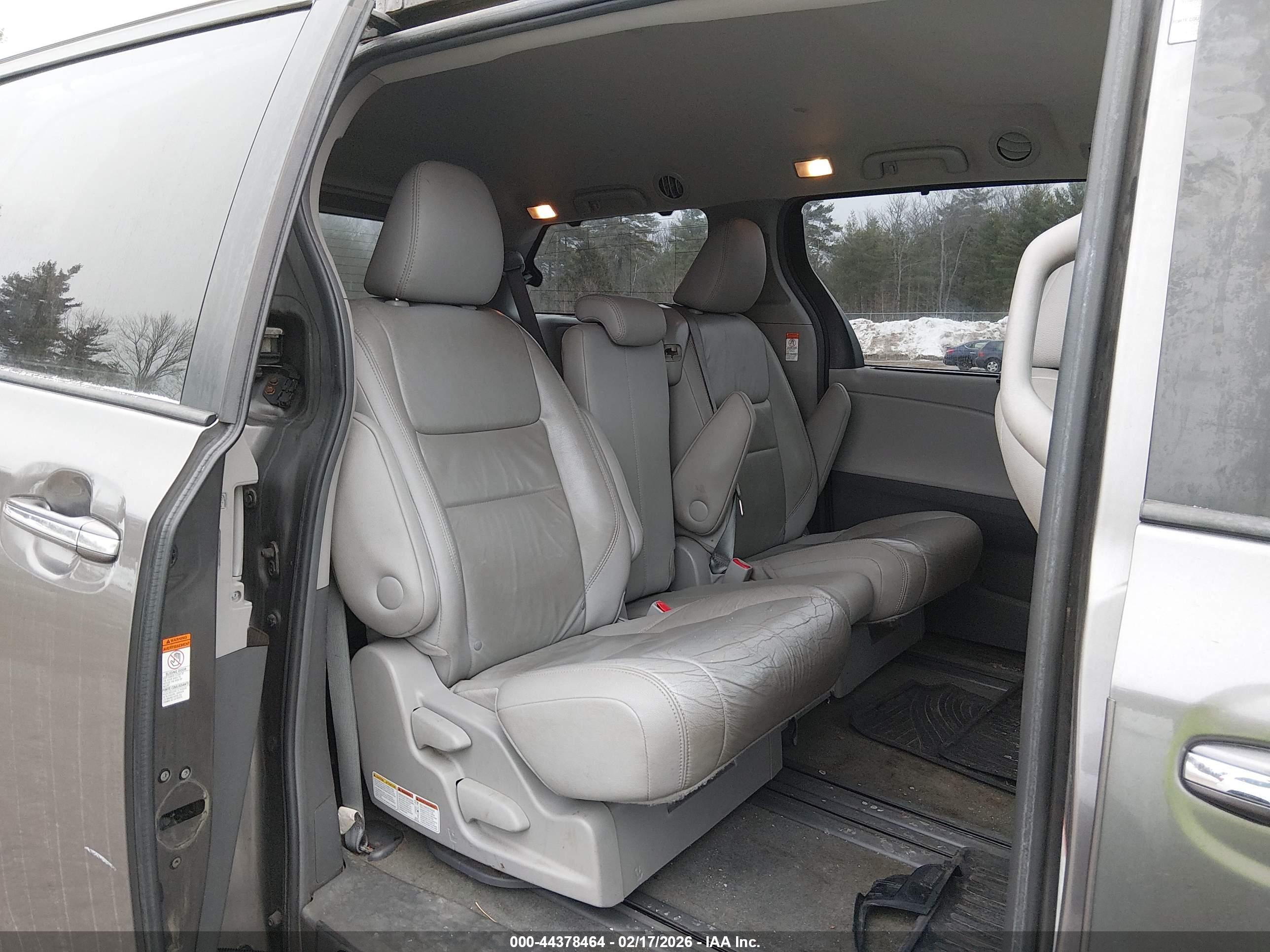 TOYOTA SIENNA image 8