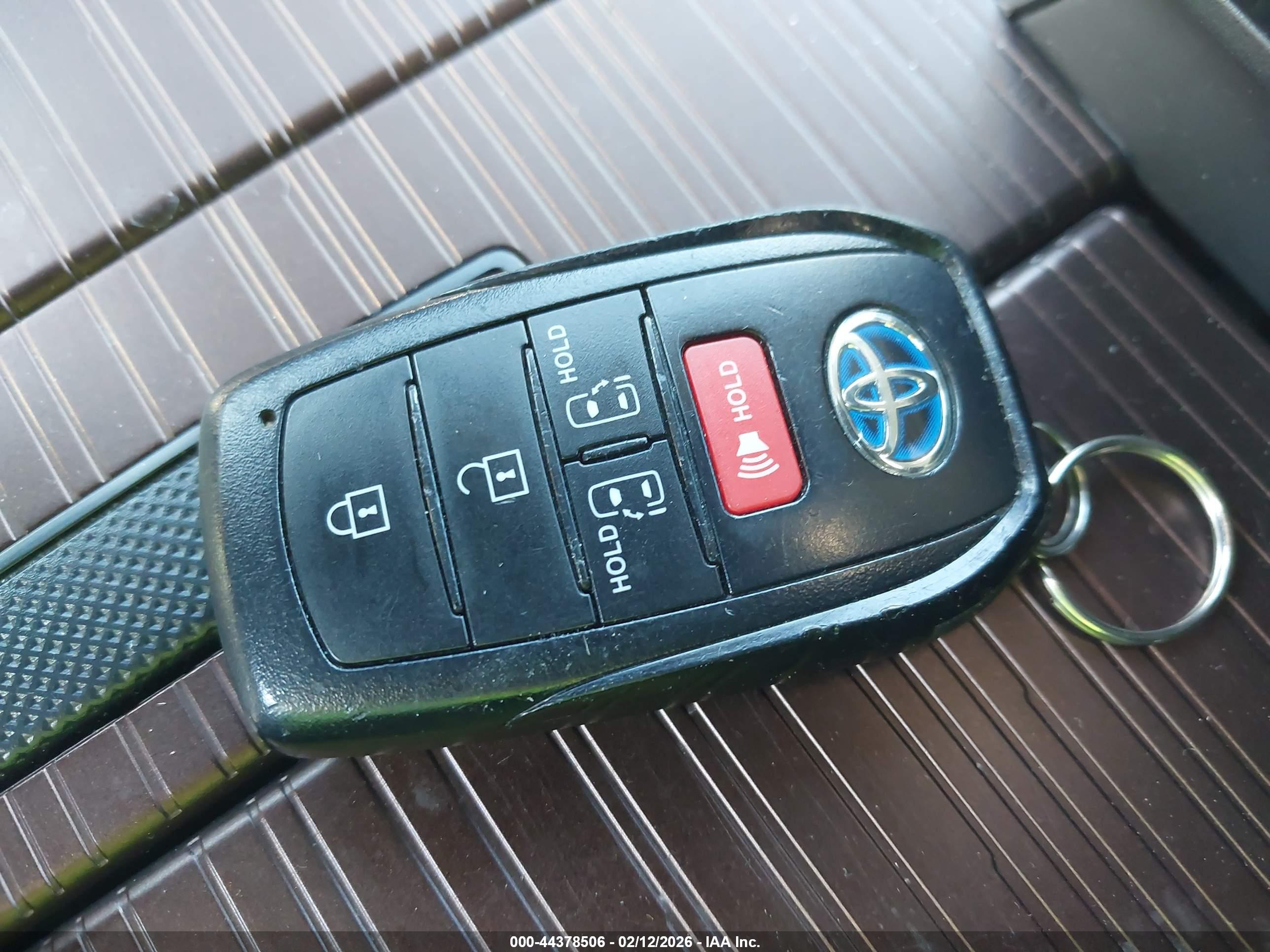 TOYOTA SIENNA image 11