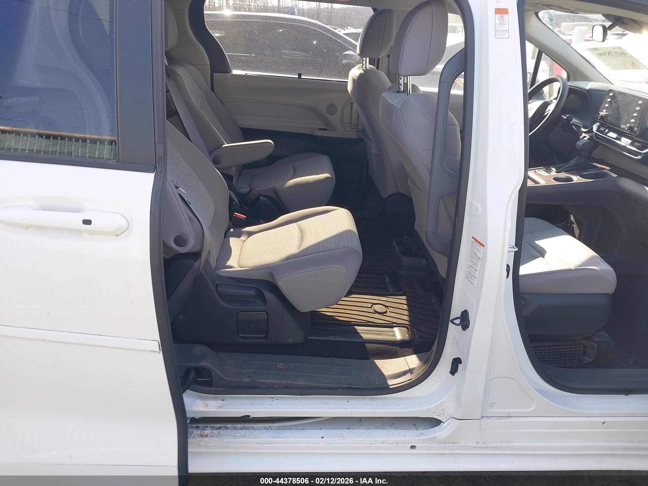 TOYOTA SIENNA image 8