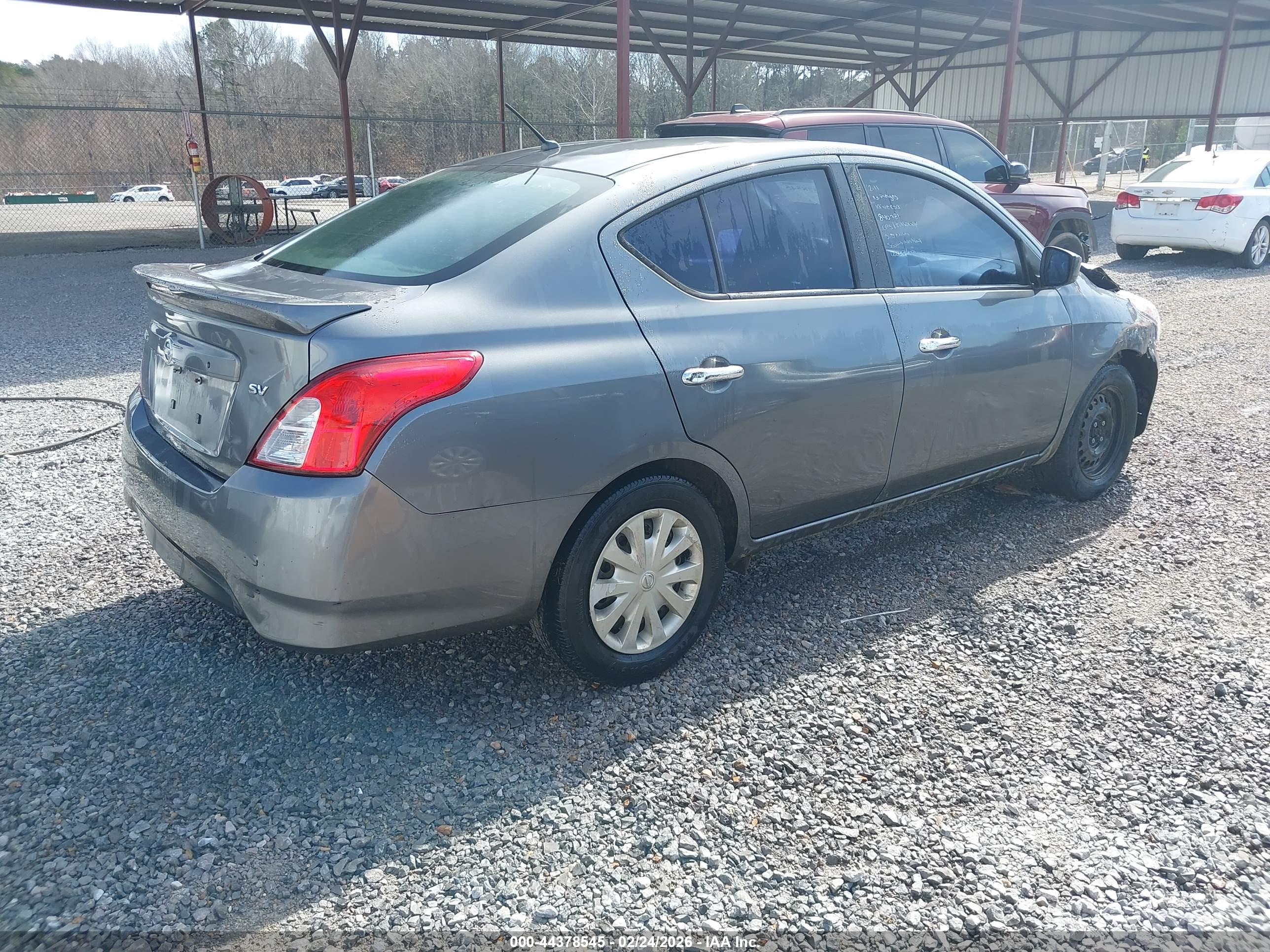NISSAN VERSA image 4