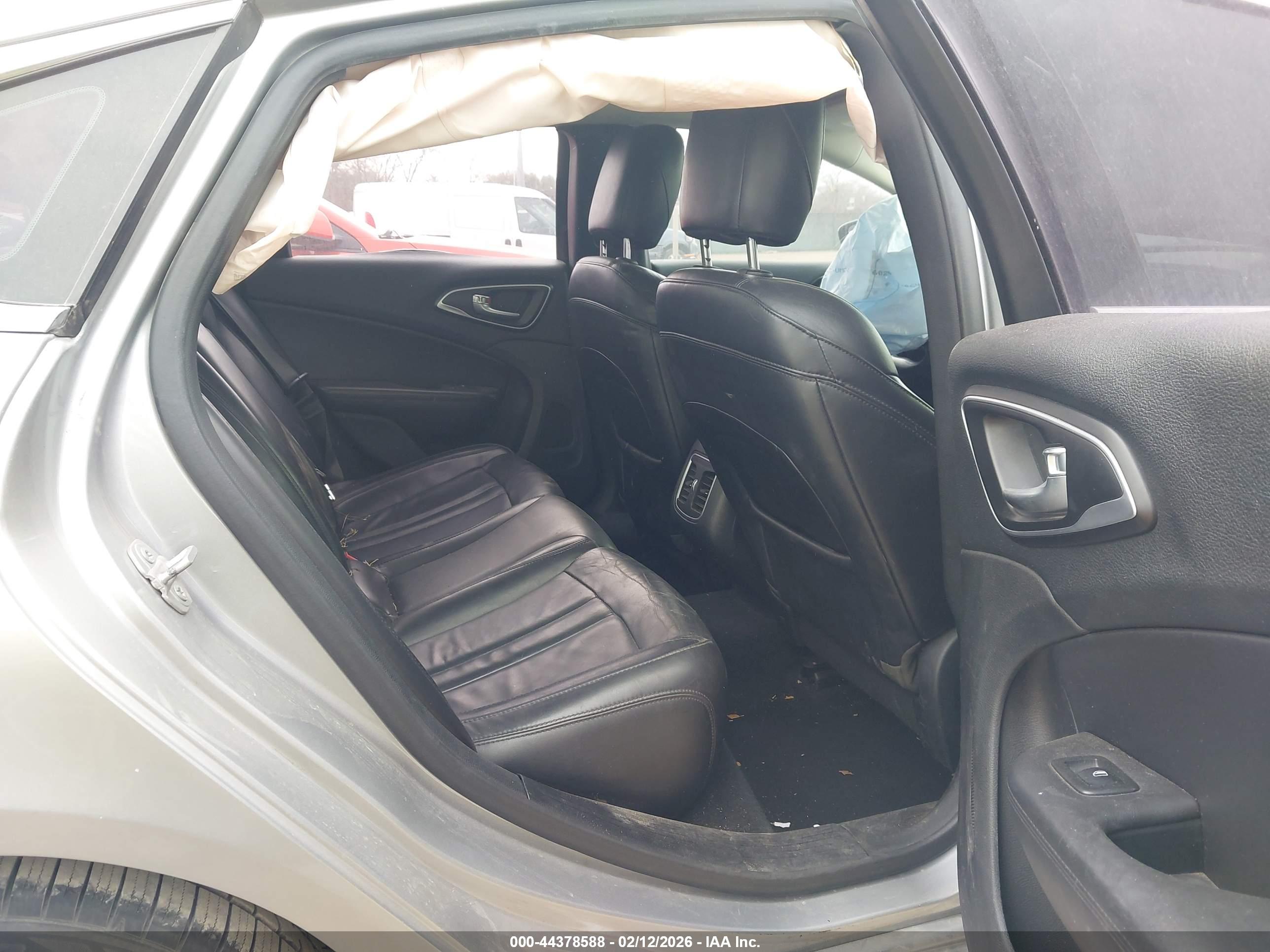 CHRYSLER 200 image 8