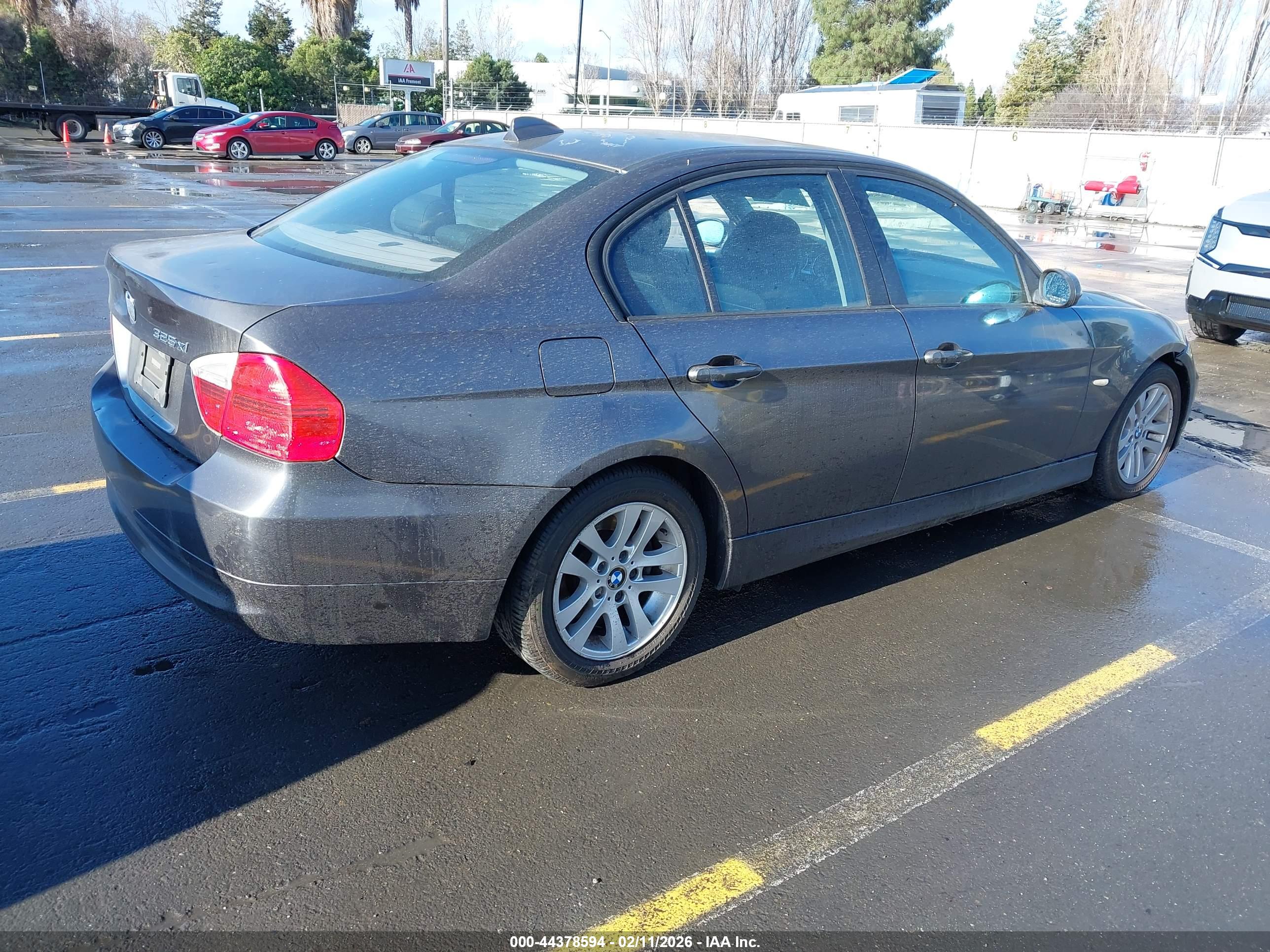 BMW 325XI image 4
