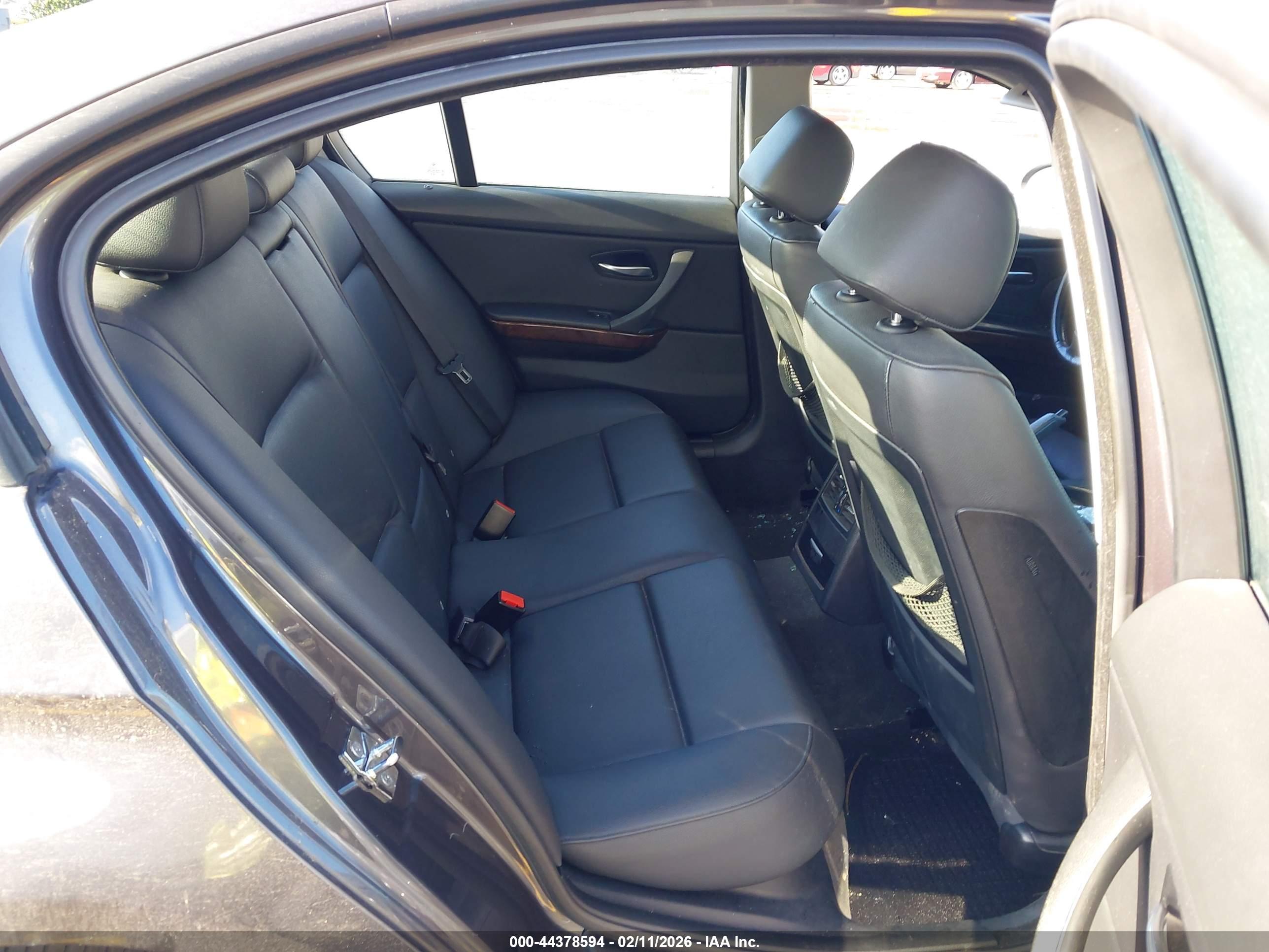 BMW 325XI image 8