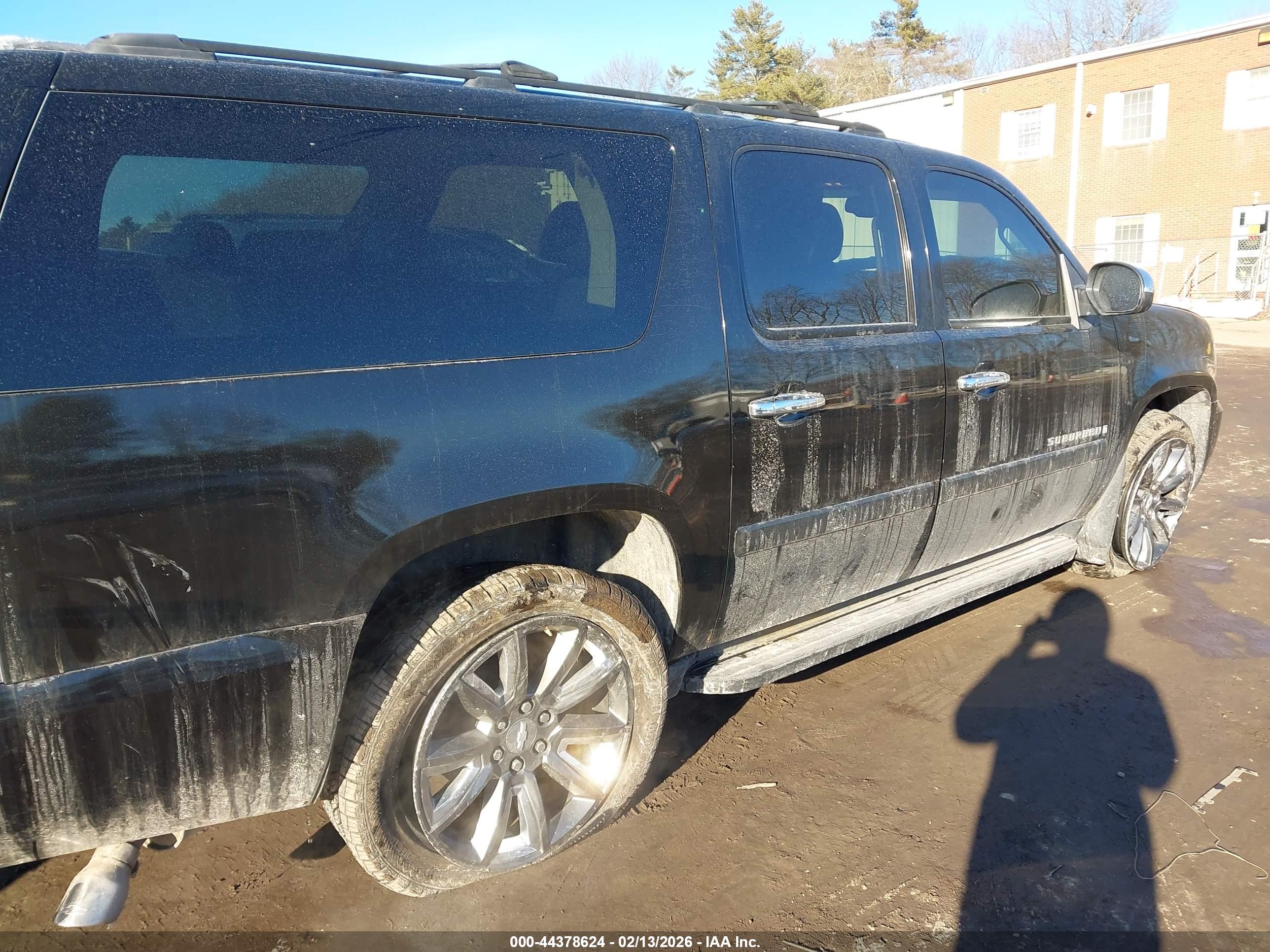 CHEVROLET SUBURBAN image 4