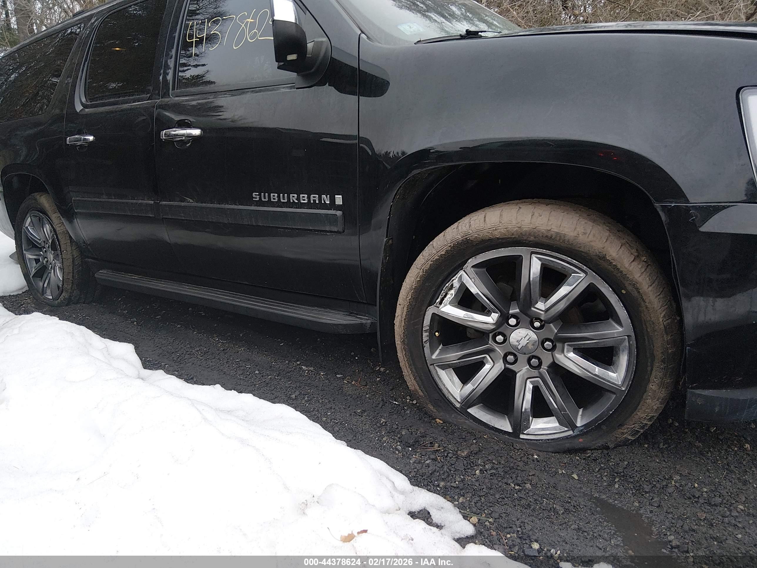 CHEVROLET SUBURBAN image 6