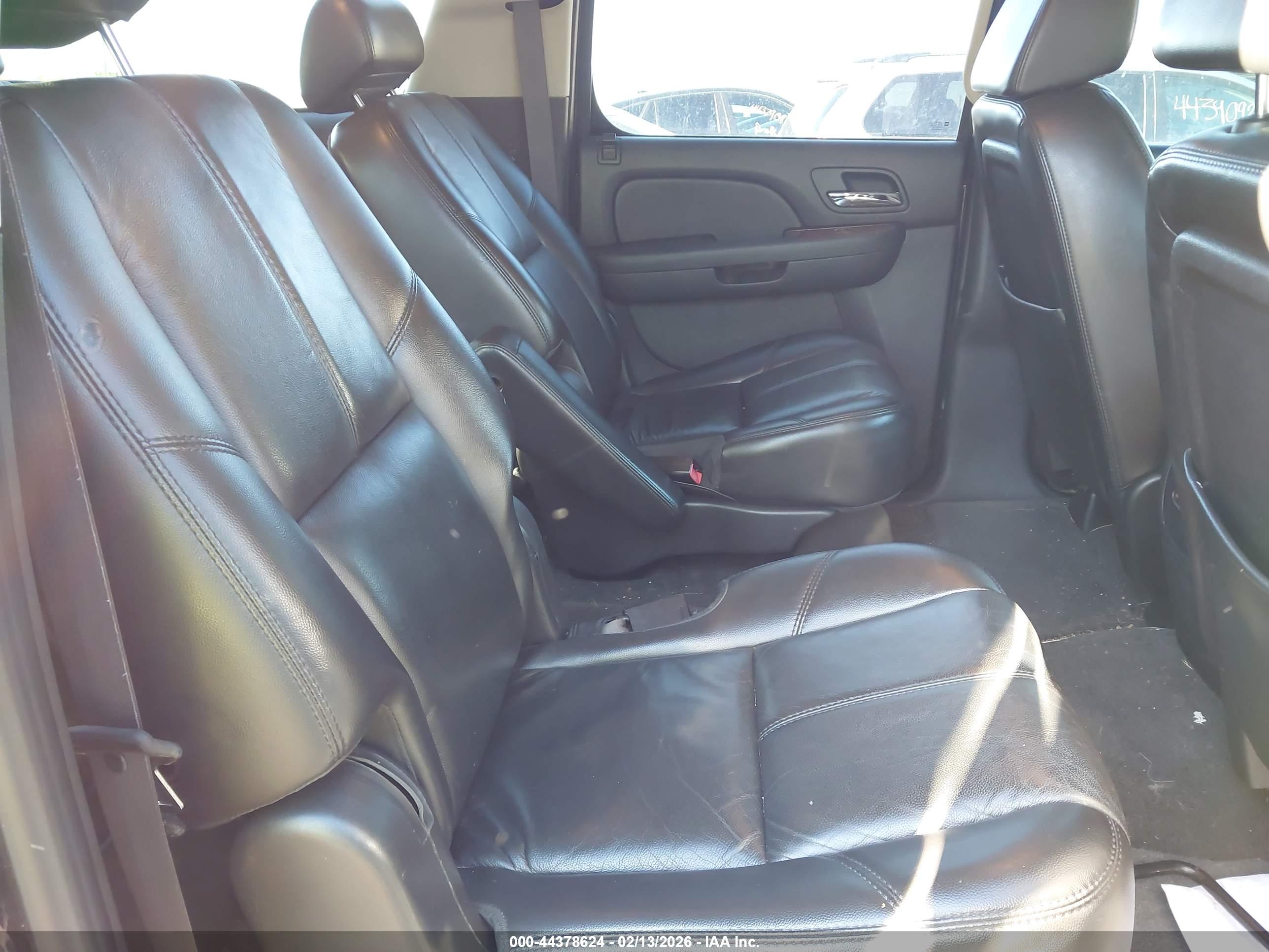CHEVROLET SUBURBAN image 8