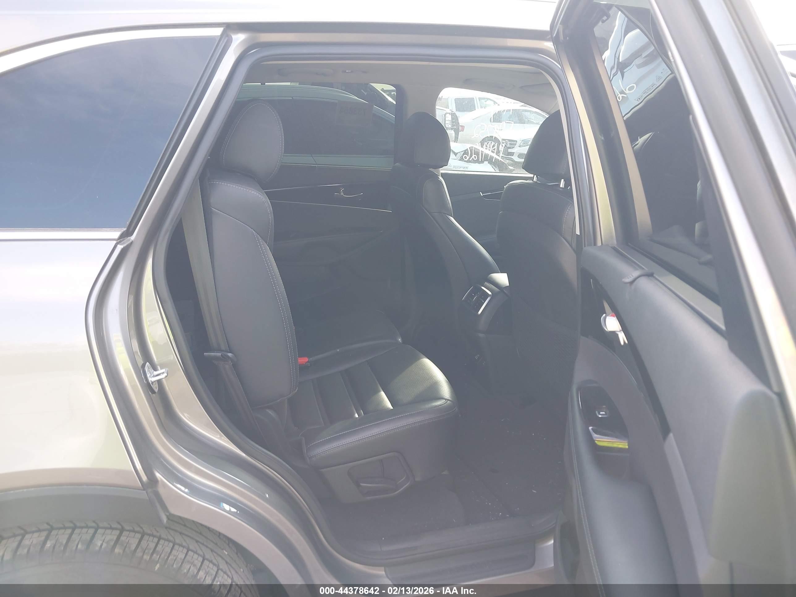 KIA SORENTO image 8
