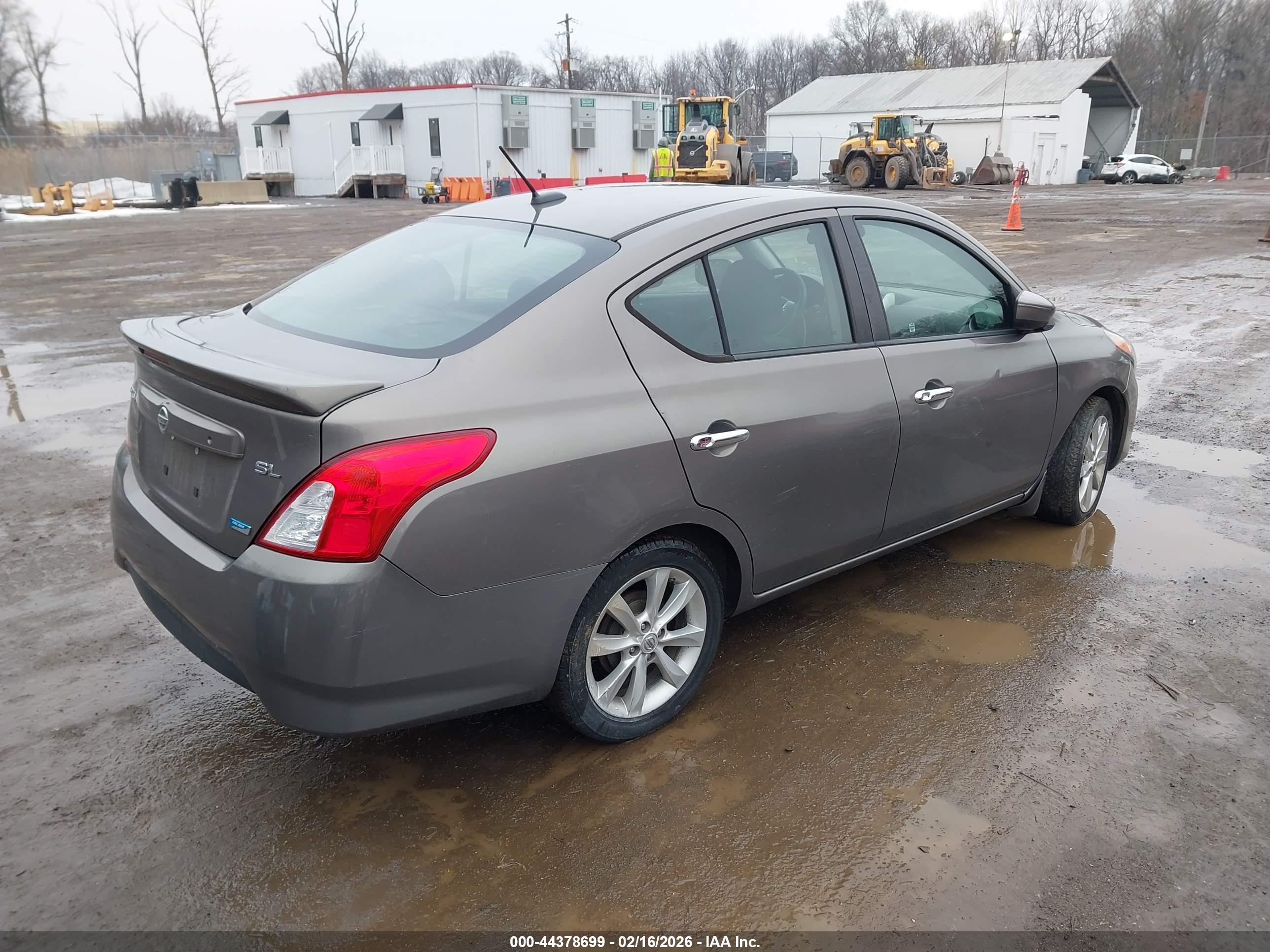 NISSAN VERSA image 4