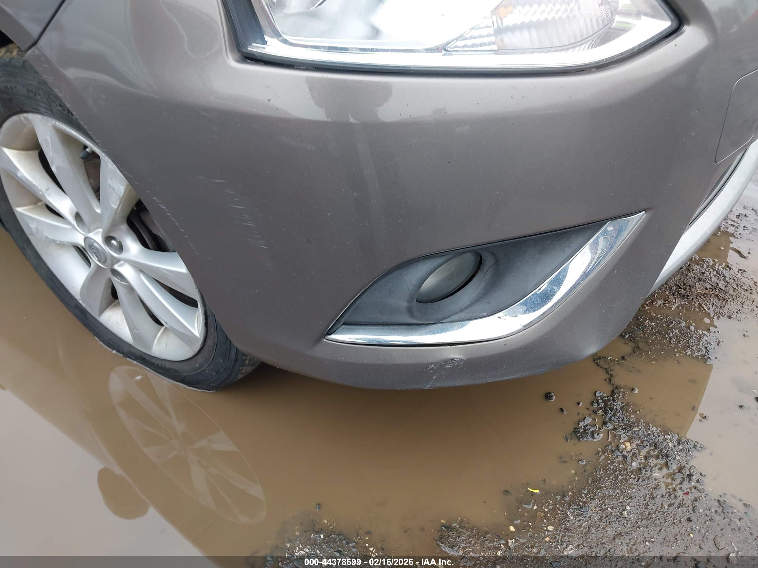 NISSAN VERSA image 6