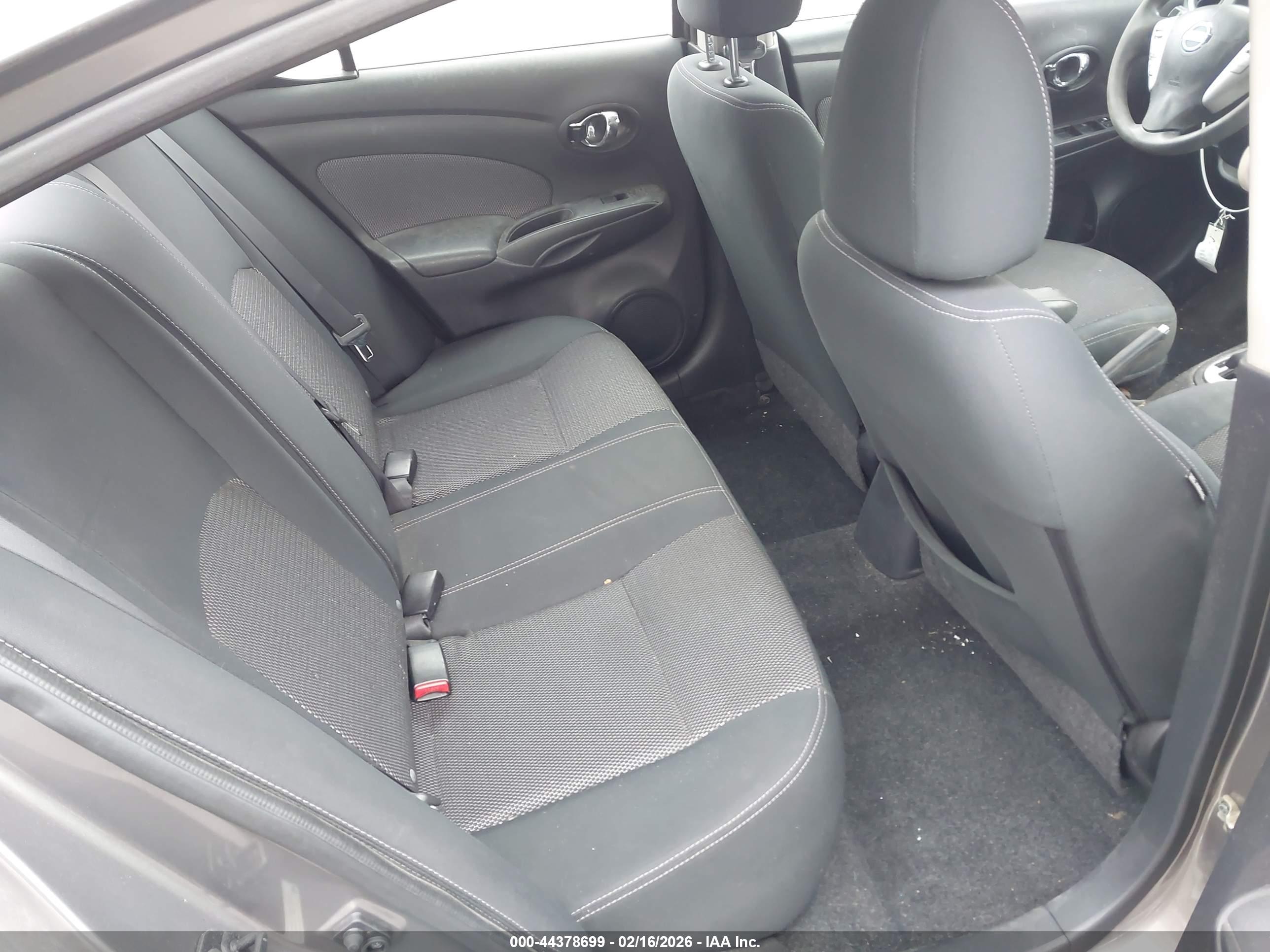 NISSAN VERSA image 8