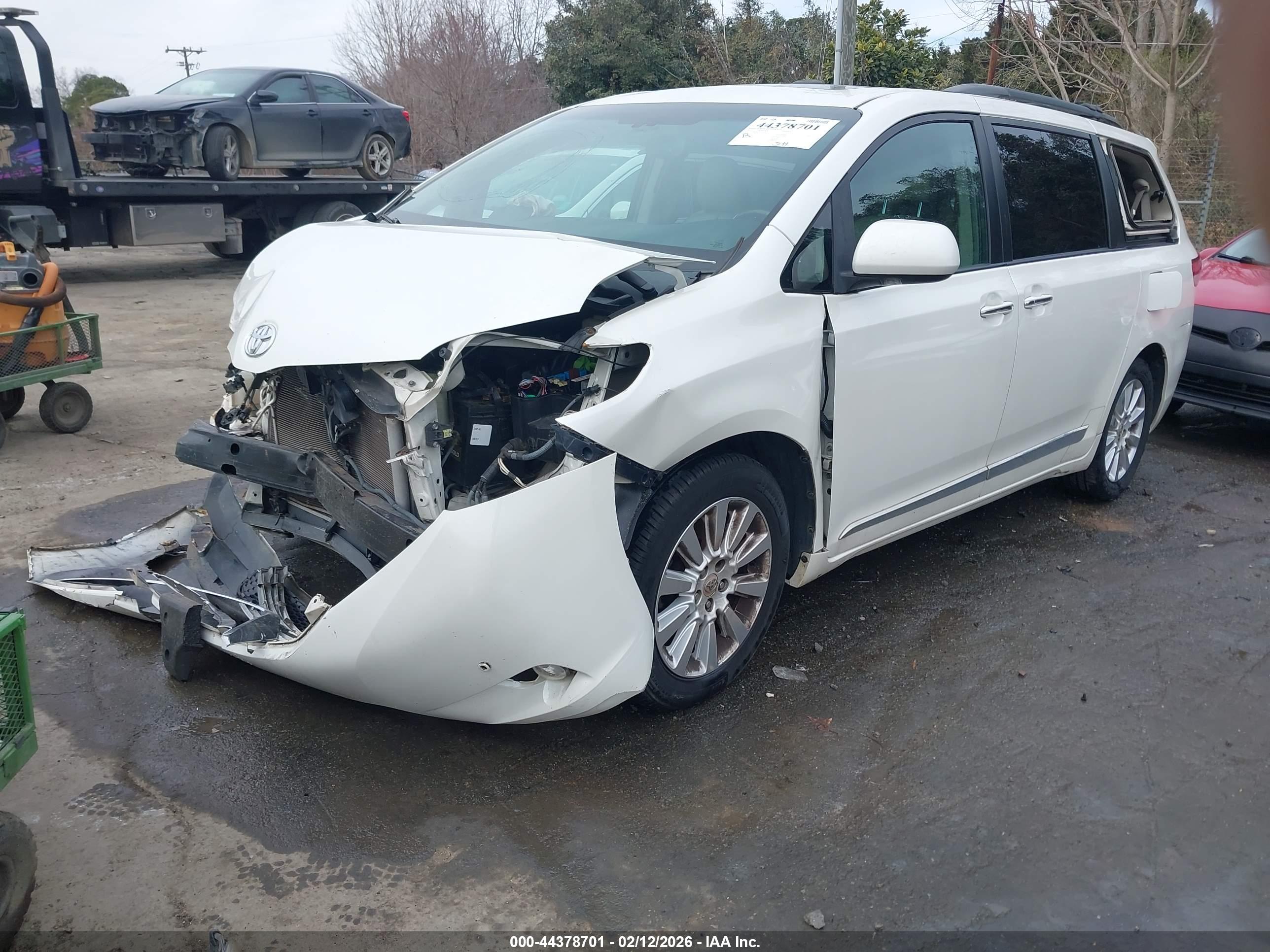 TOYOTA SIENNA image 2