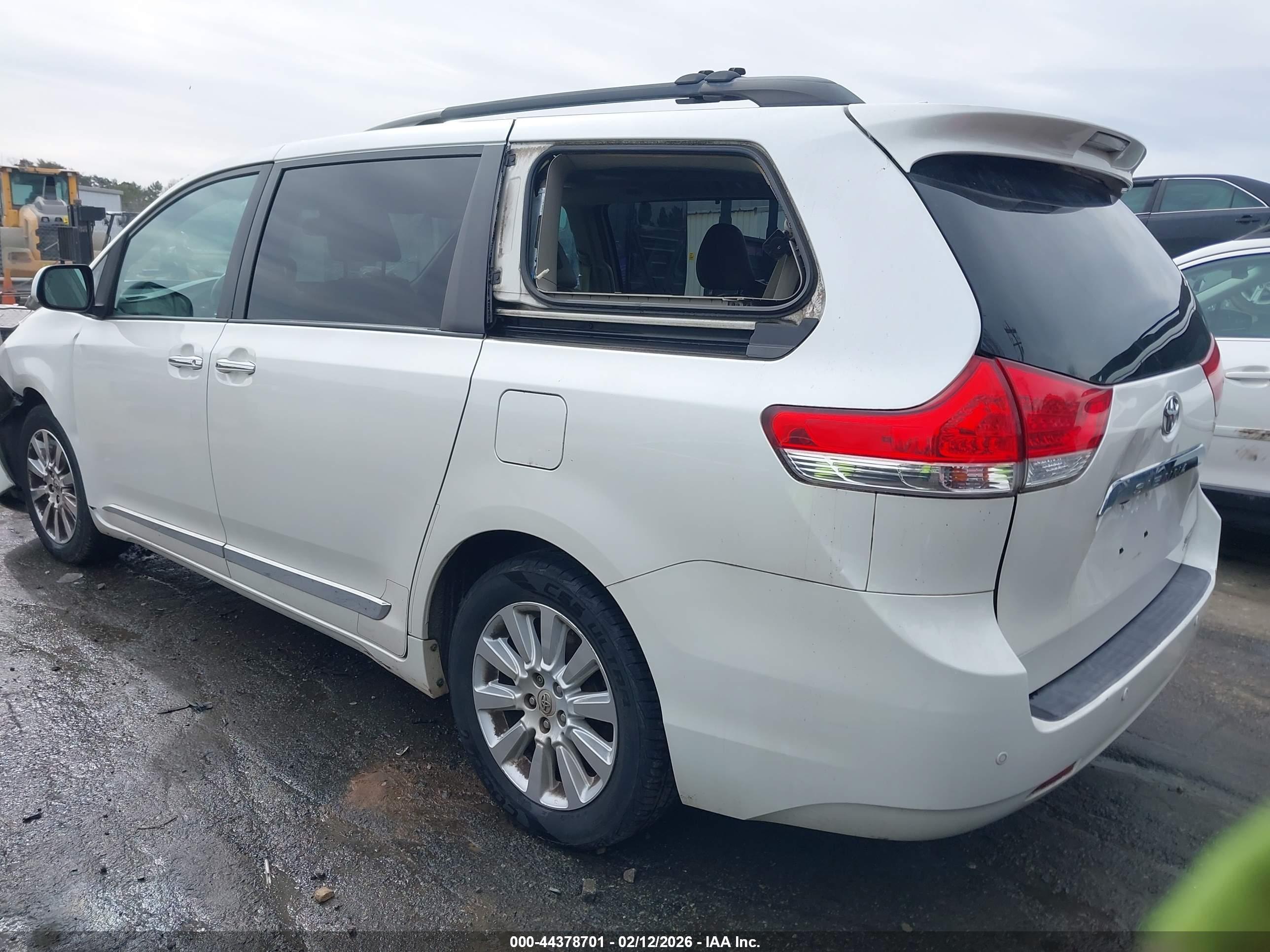 TOYOTA SIENNA image 3