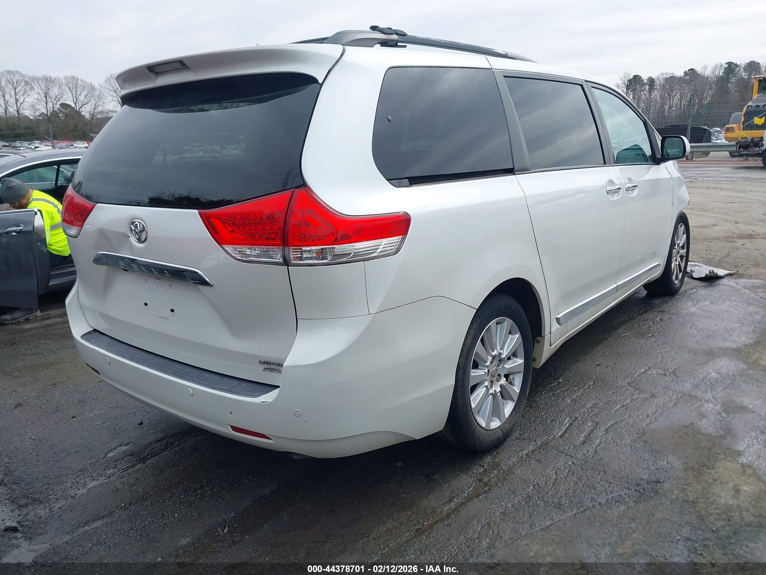 TOYOTA SIENNA image 4