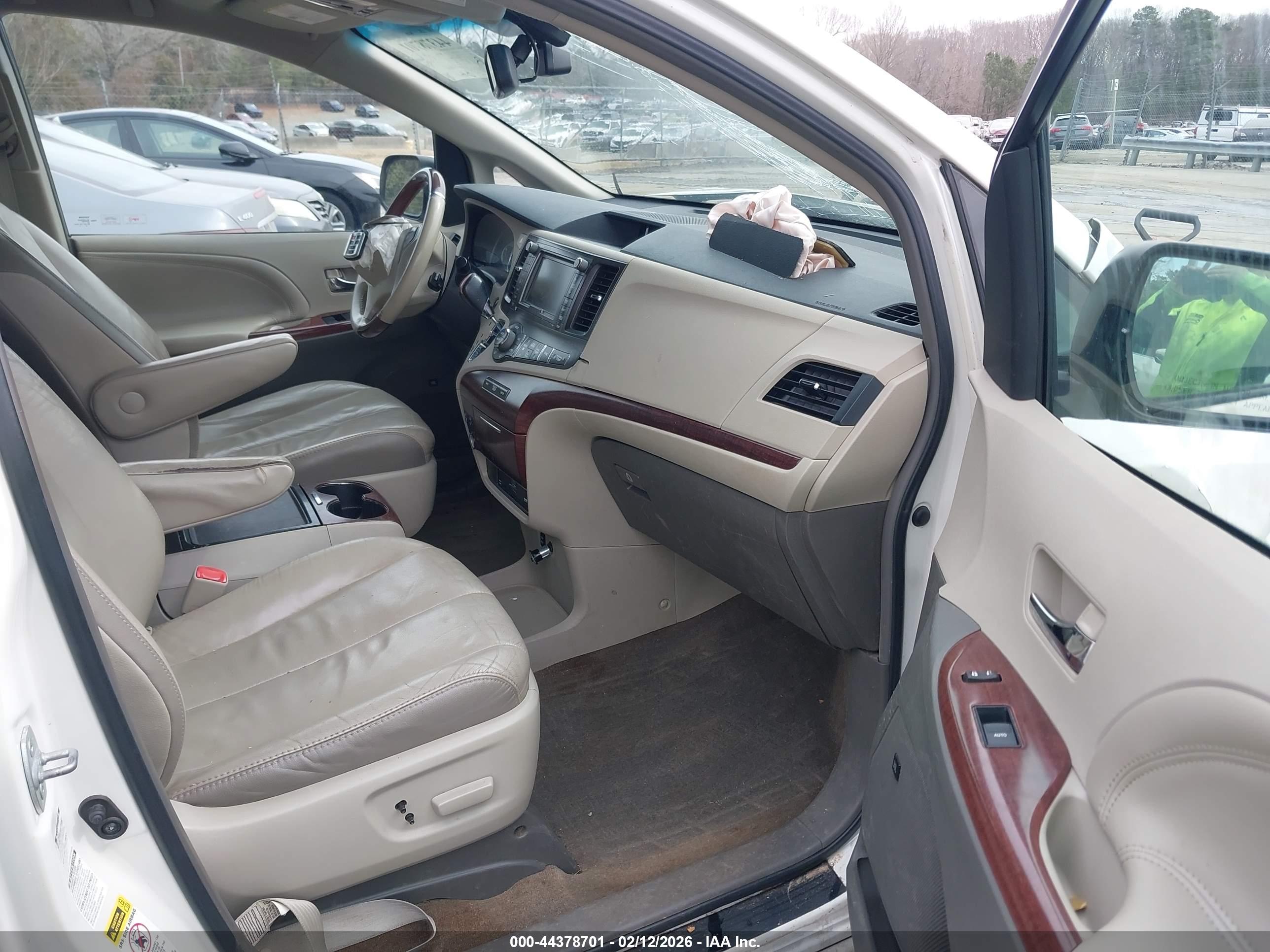 TOYOTA SIENNA image 5