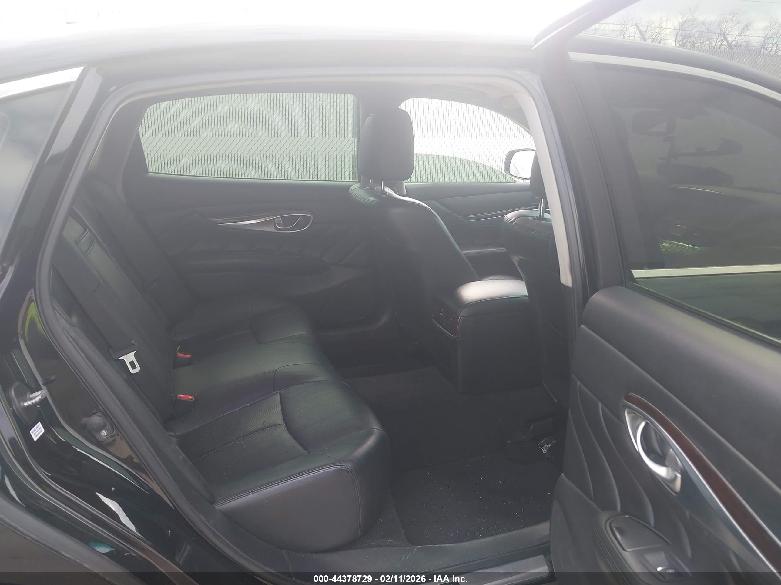 INFINITI Q70L image 8