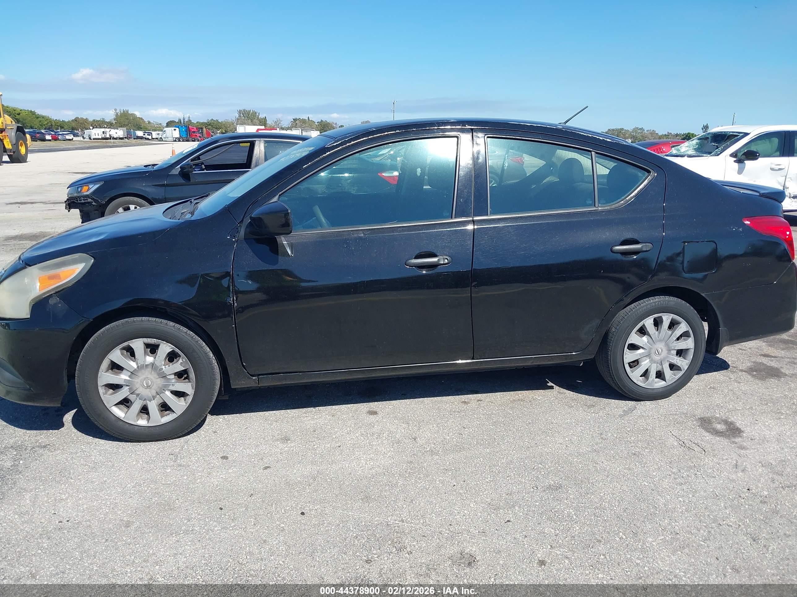 NISSAN VERSA image 6