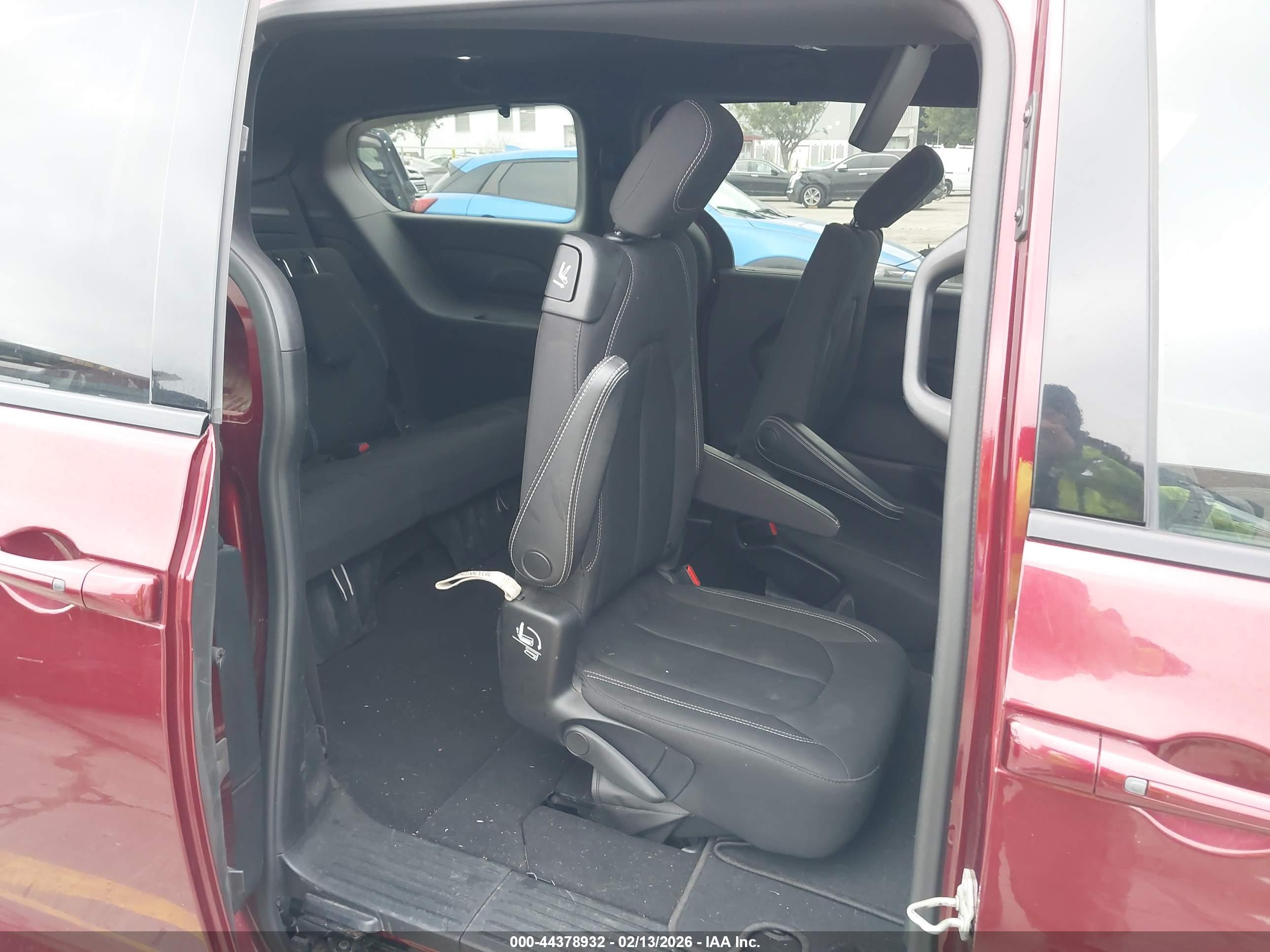CHRYSLER PACIFICA image 8