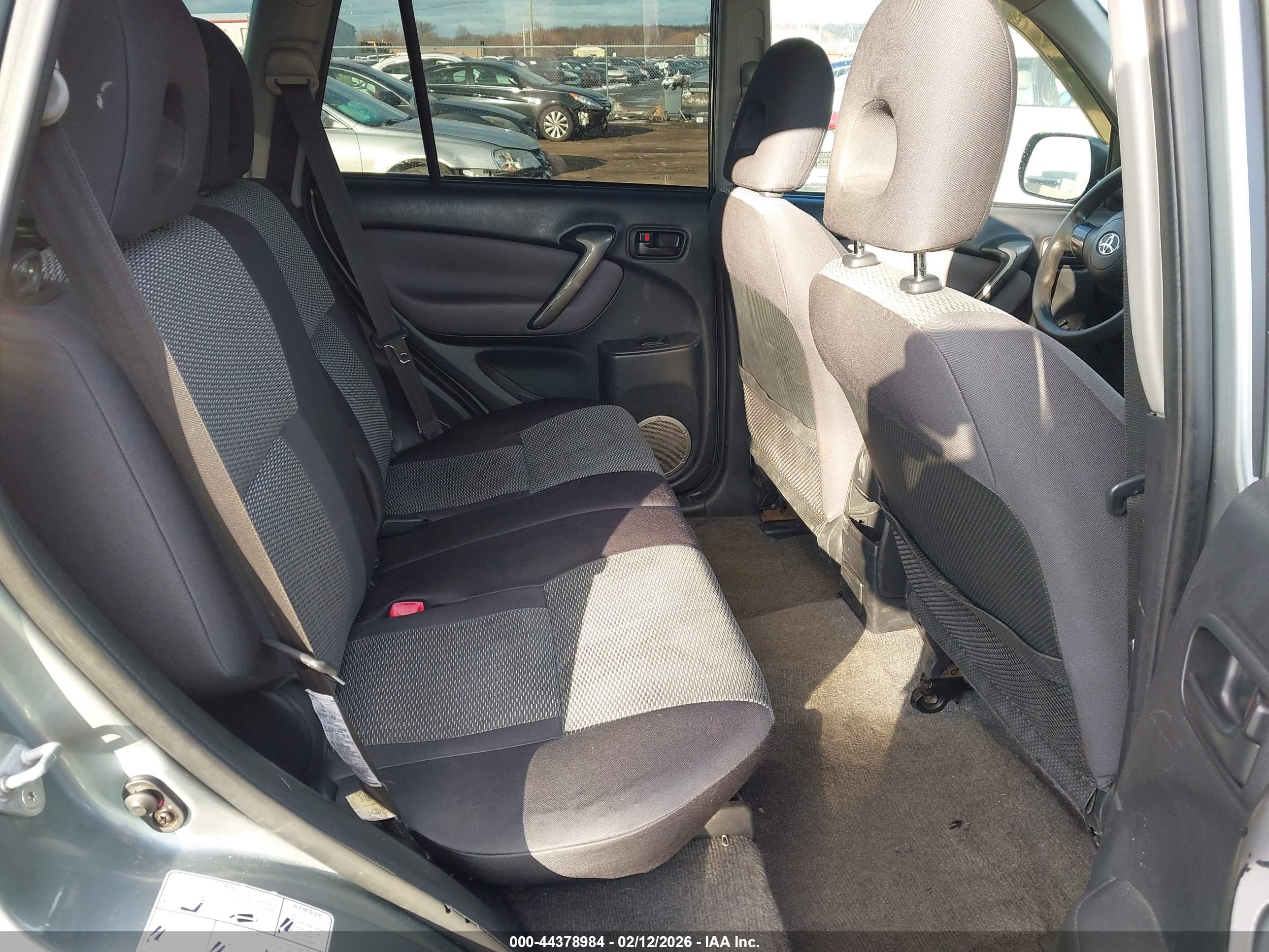 TOYOTA RAV4 image 8