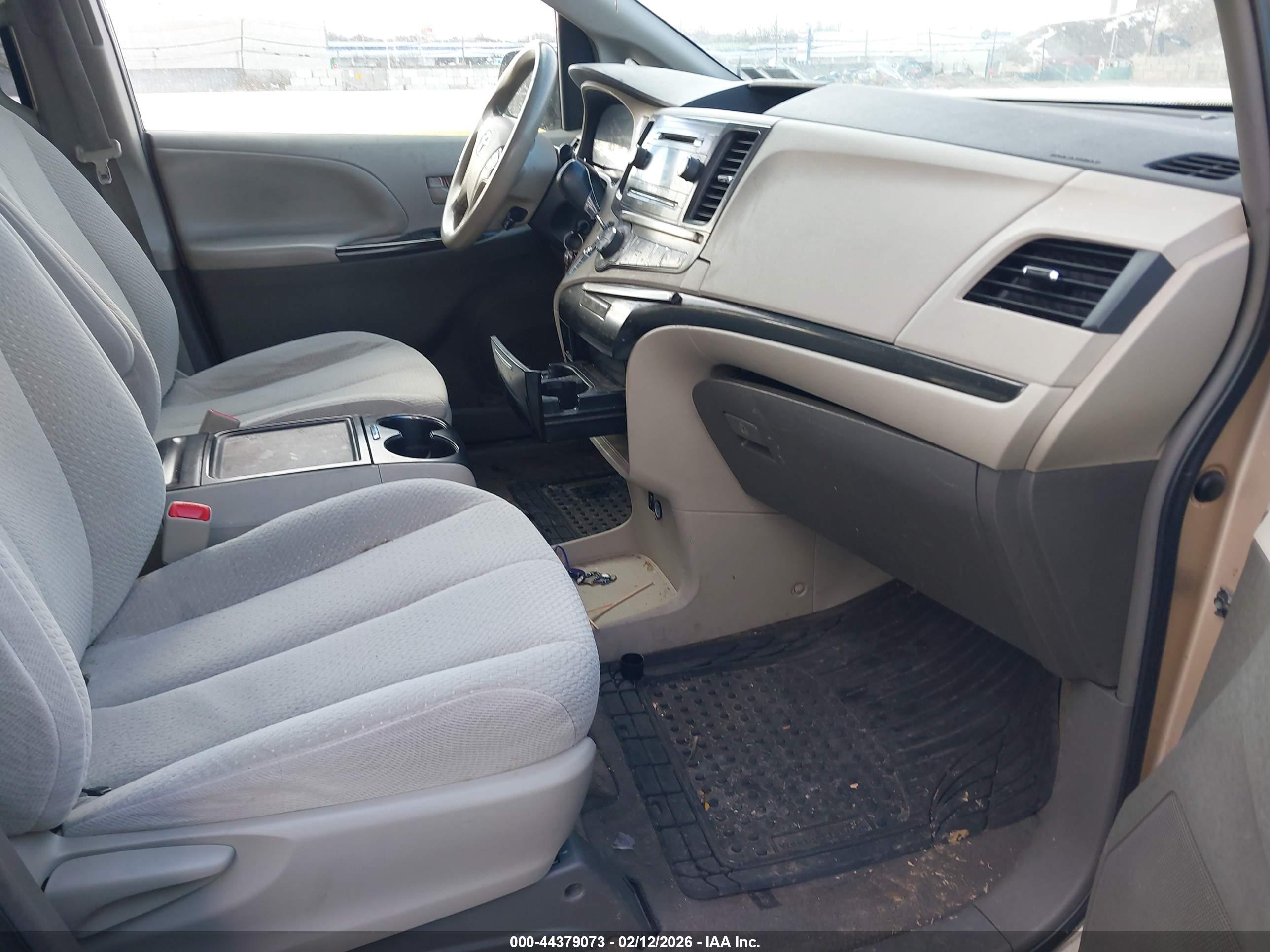 TOYOTA SIENNA image 5