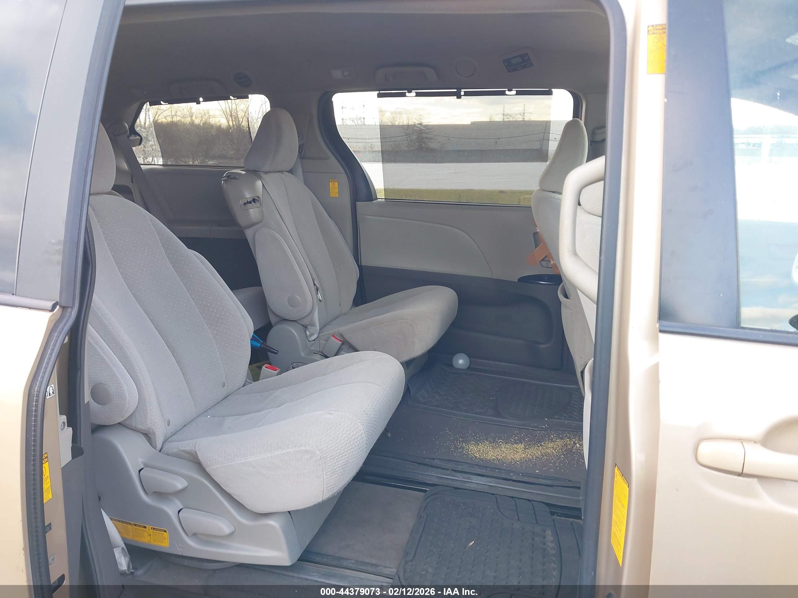 TOYOTA SIENNA image 8