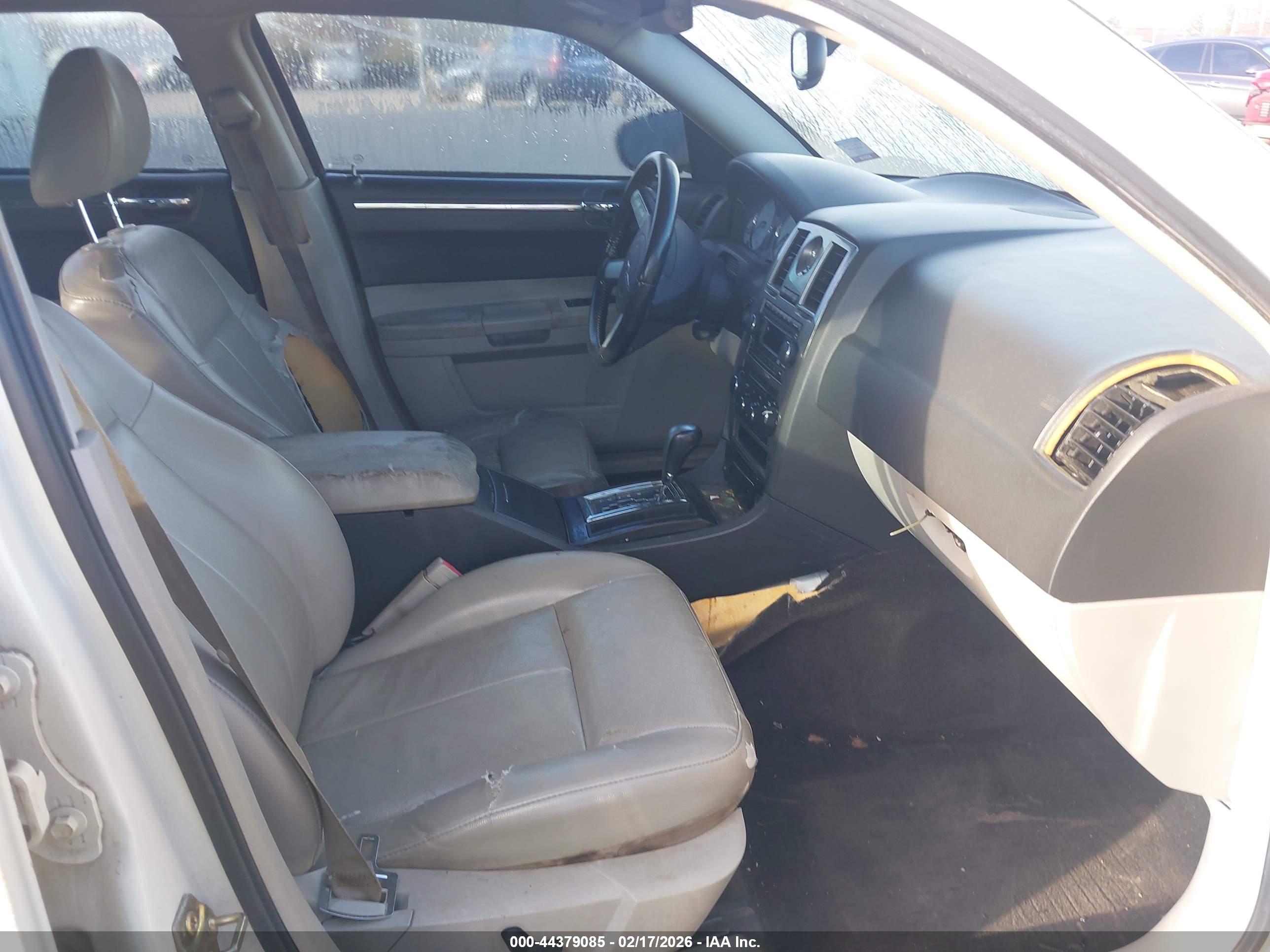 CHRYSLER 300 image 5