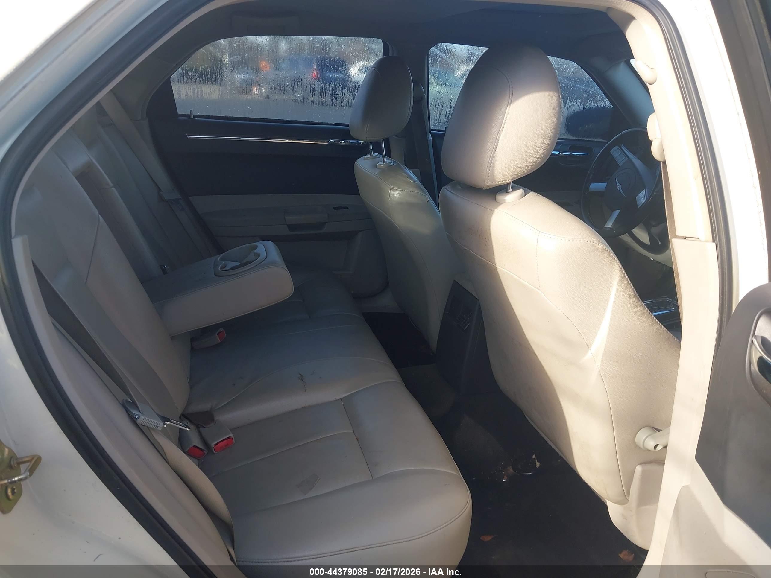 CHRYSLER 300 image 8