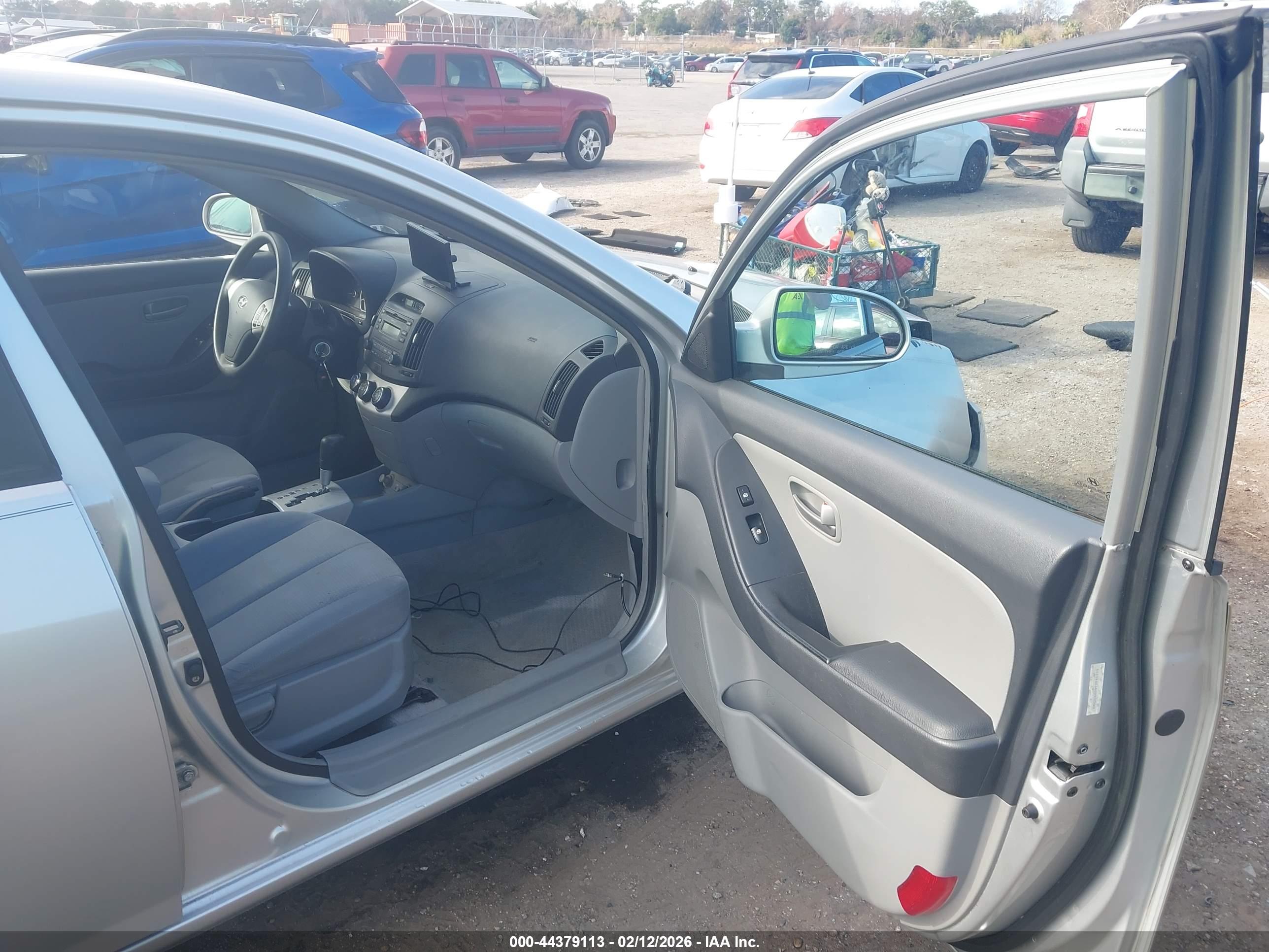 HYUNDAI ELANTRA image 5