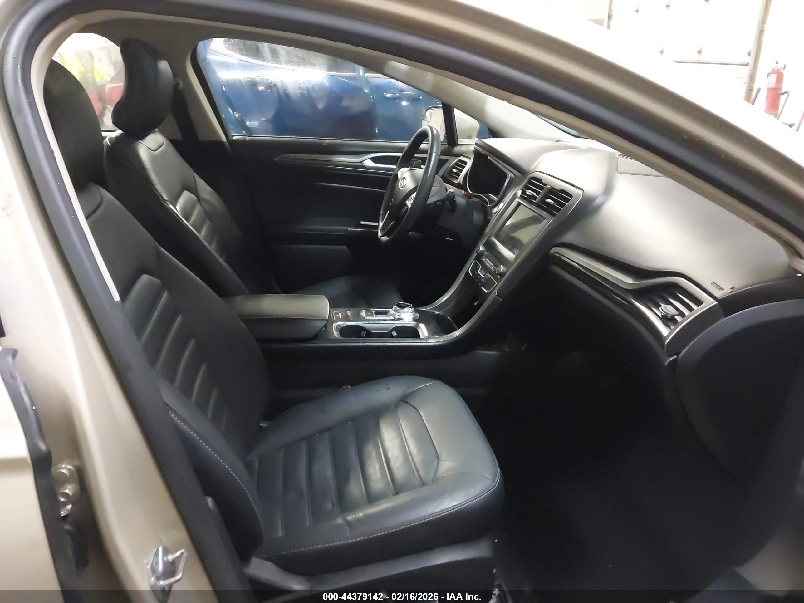 FORD FUSION image 5