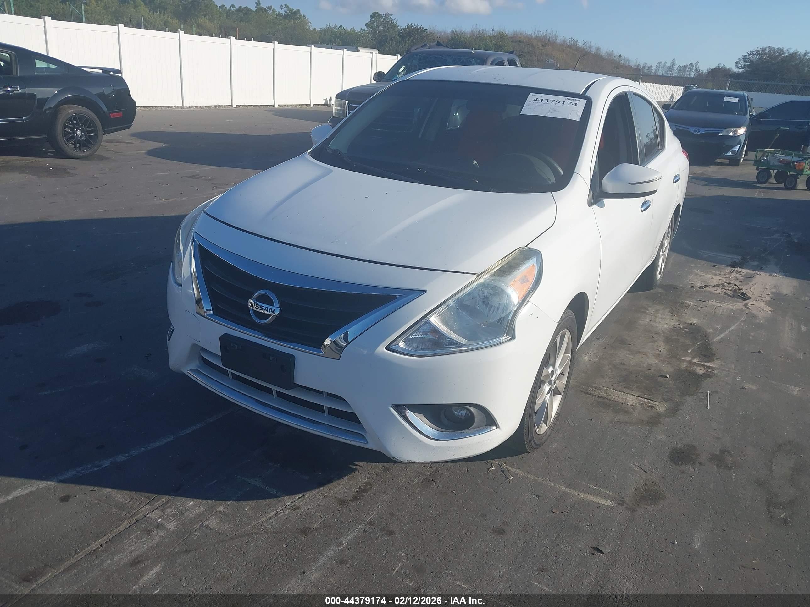 NISSAN VERSA image 2