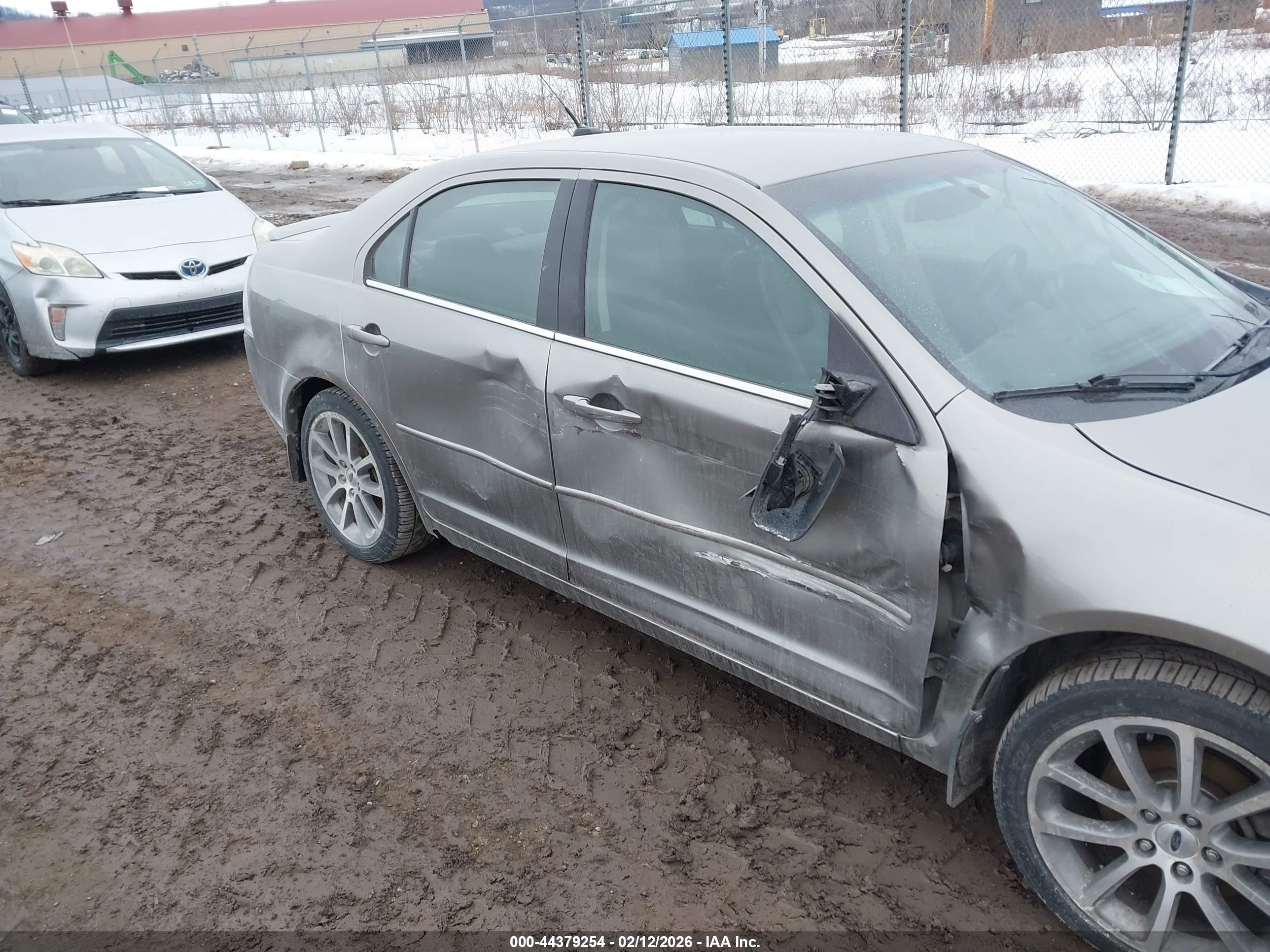 FORD FUSION image 6