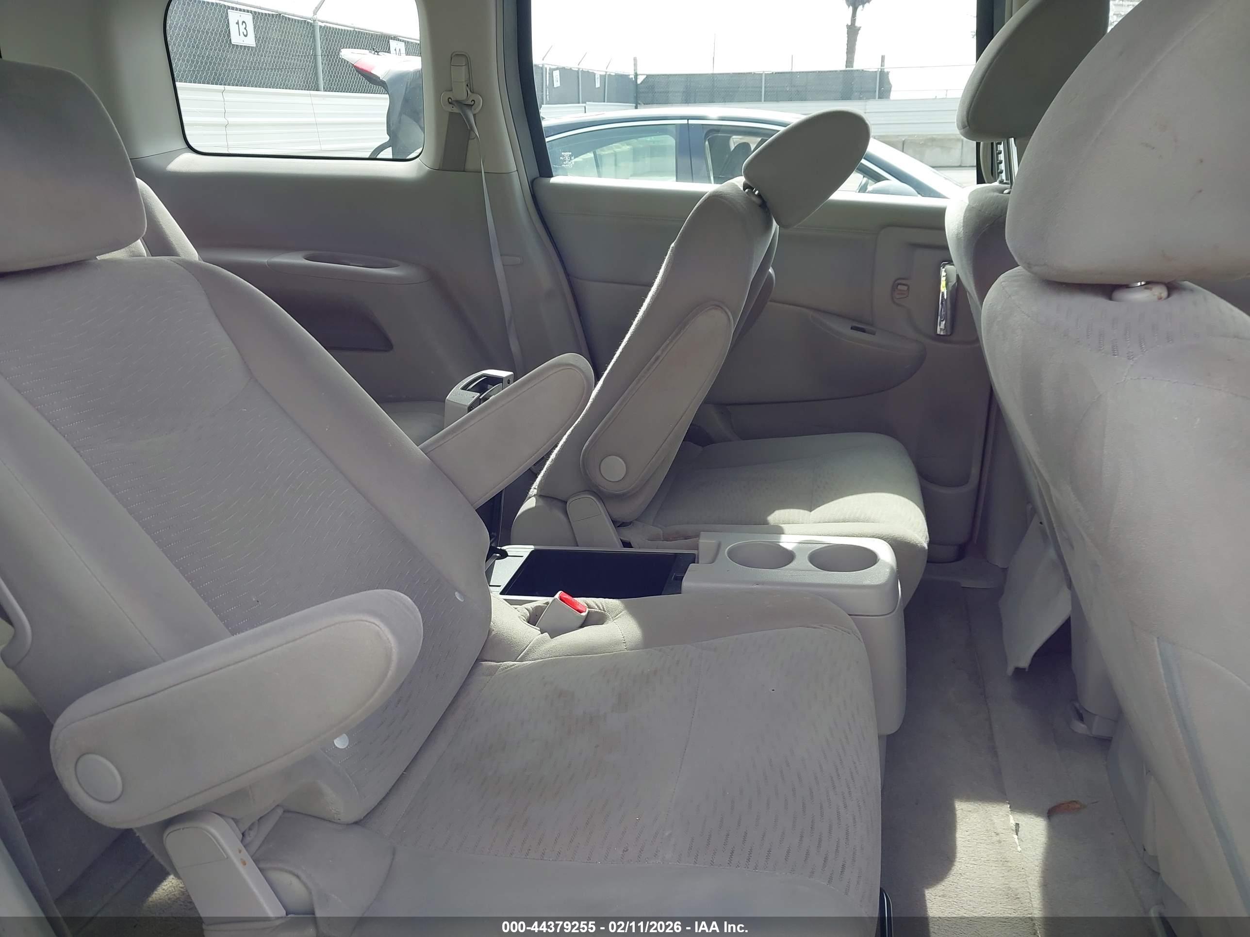NISSAN QUEST image 8