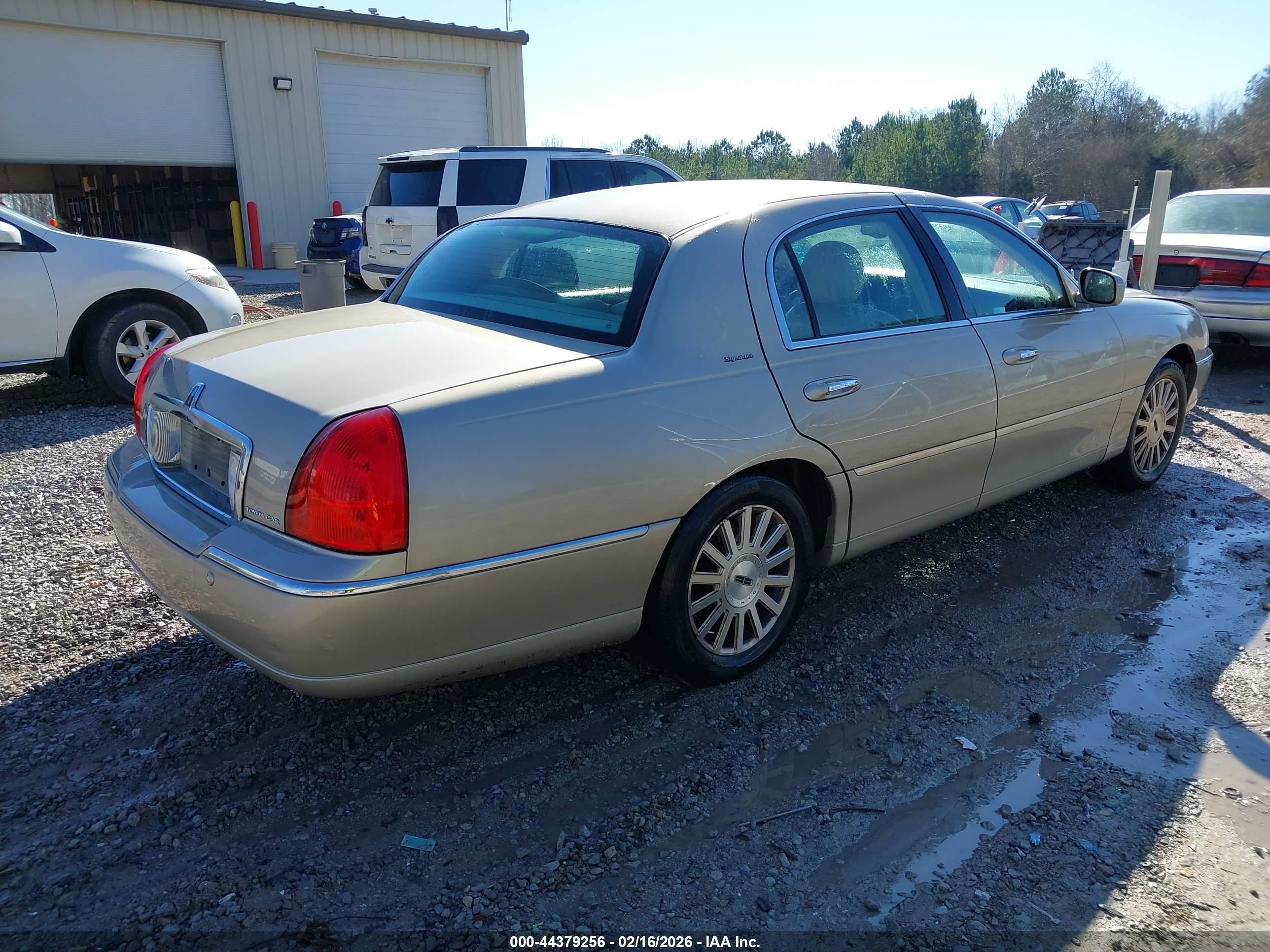 LINCOLN TOWN image 4