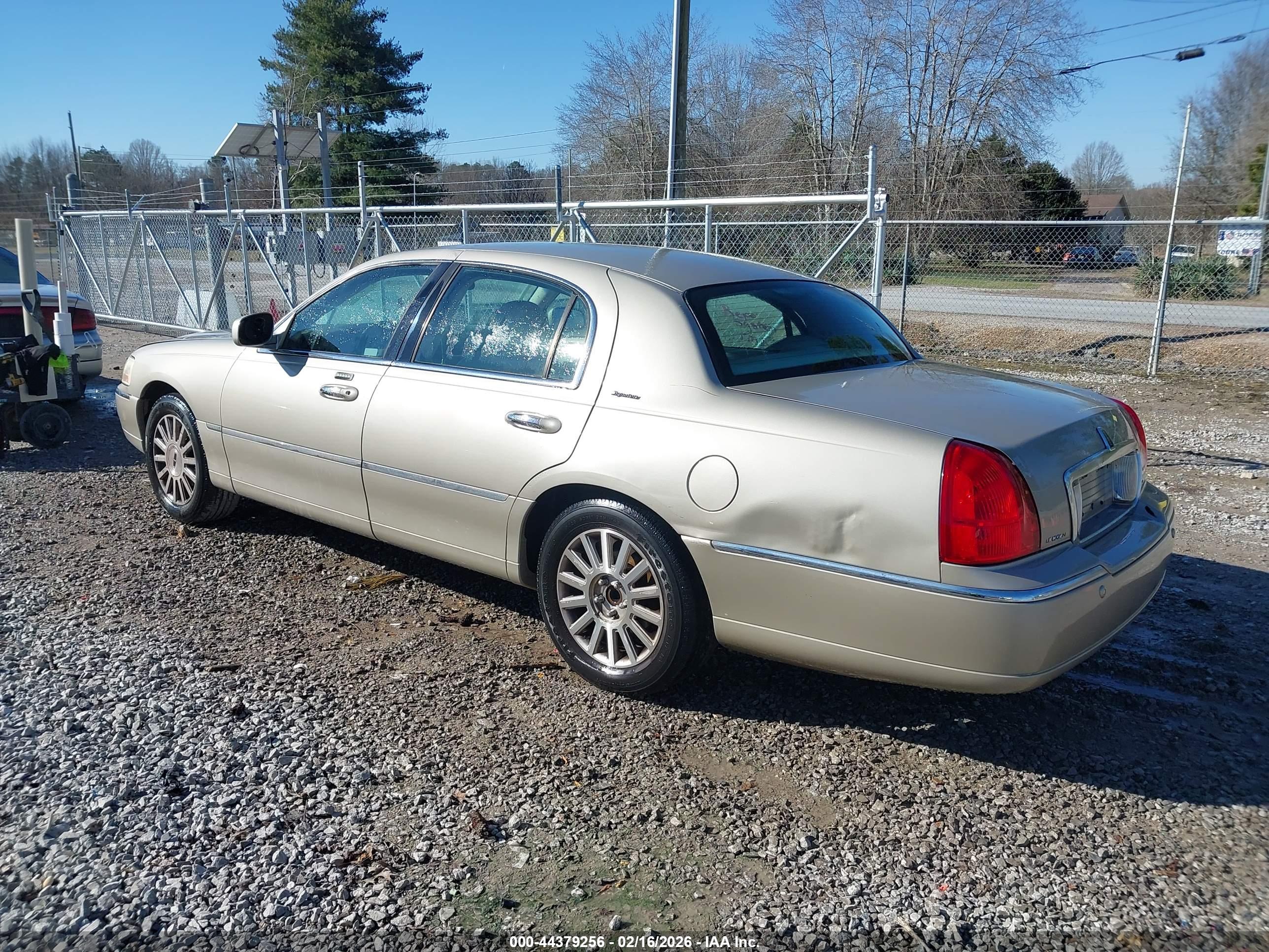 LINCOLN TOWN image 6