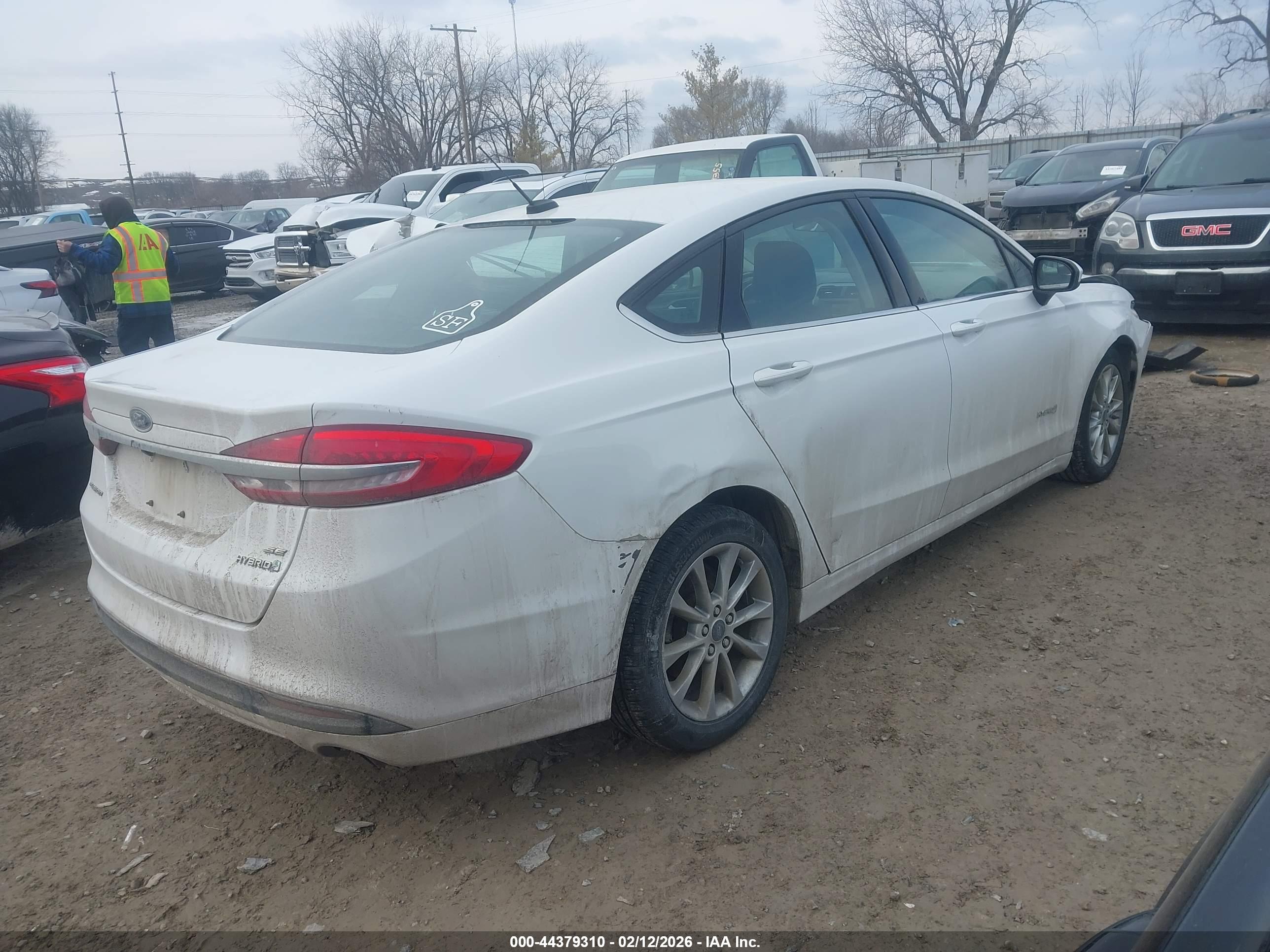 FORD FUSION image 4