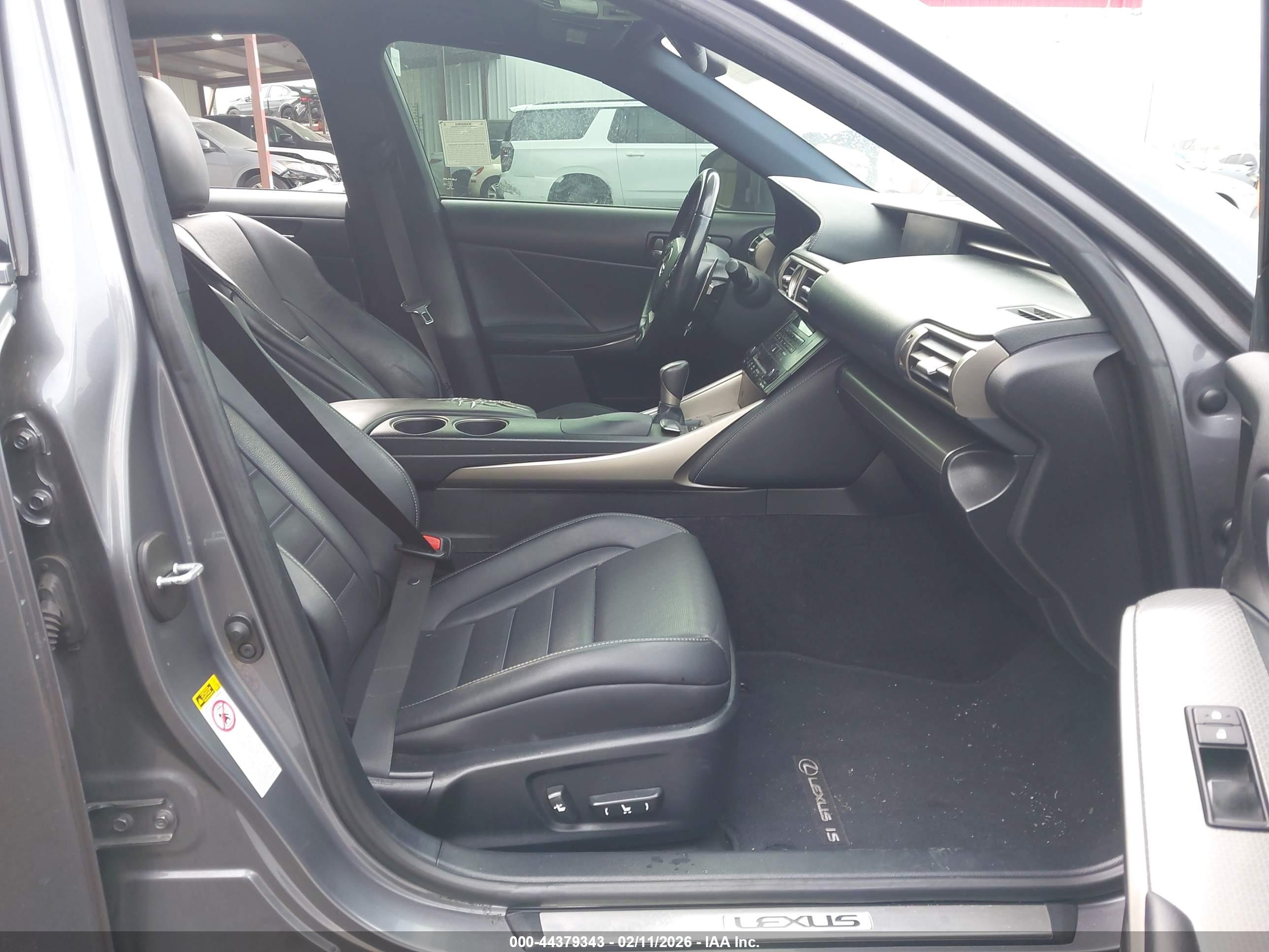 LEXUS IS image 5