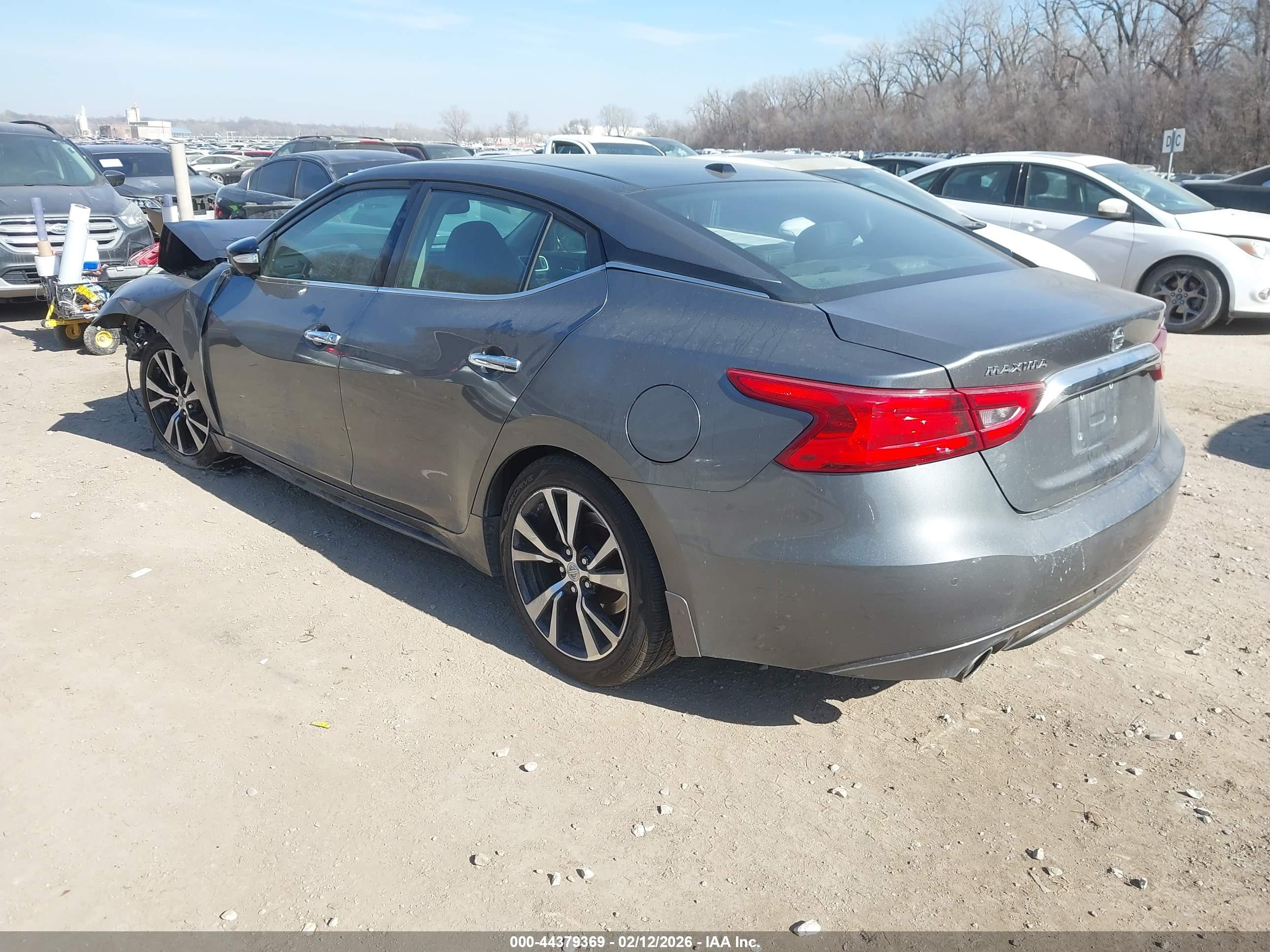 NISSAN MAXIMA image 3