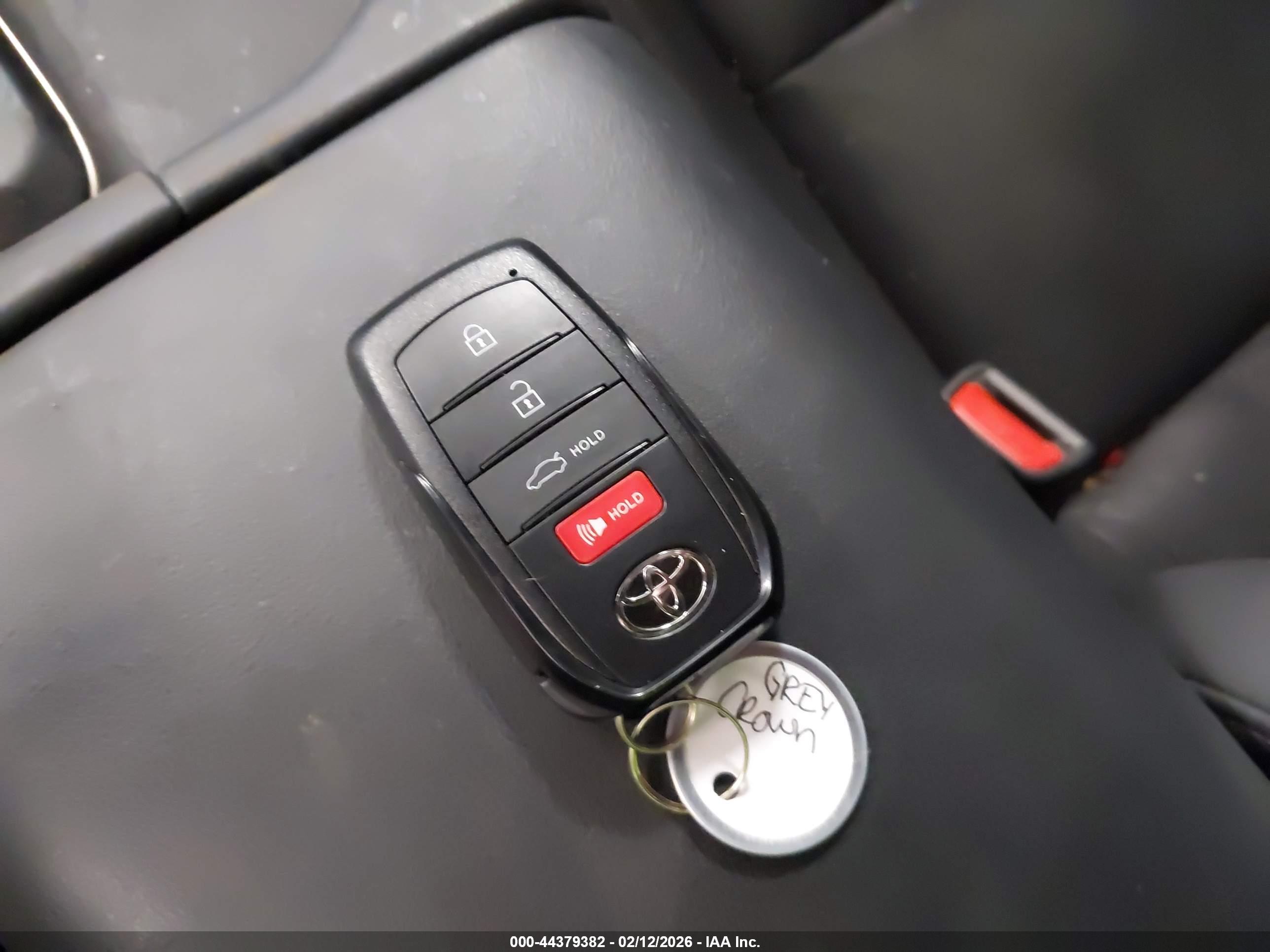 TOYOTA CROWN image 11