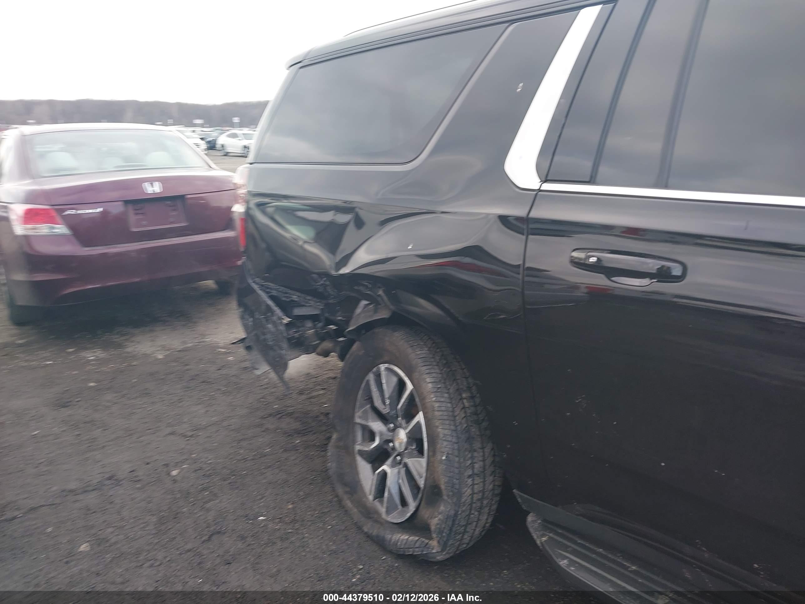 CHEVROLET SUBURBAN image 6