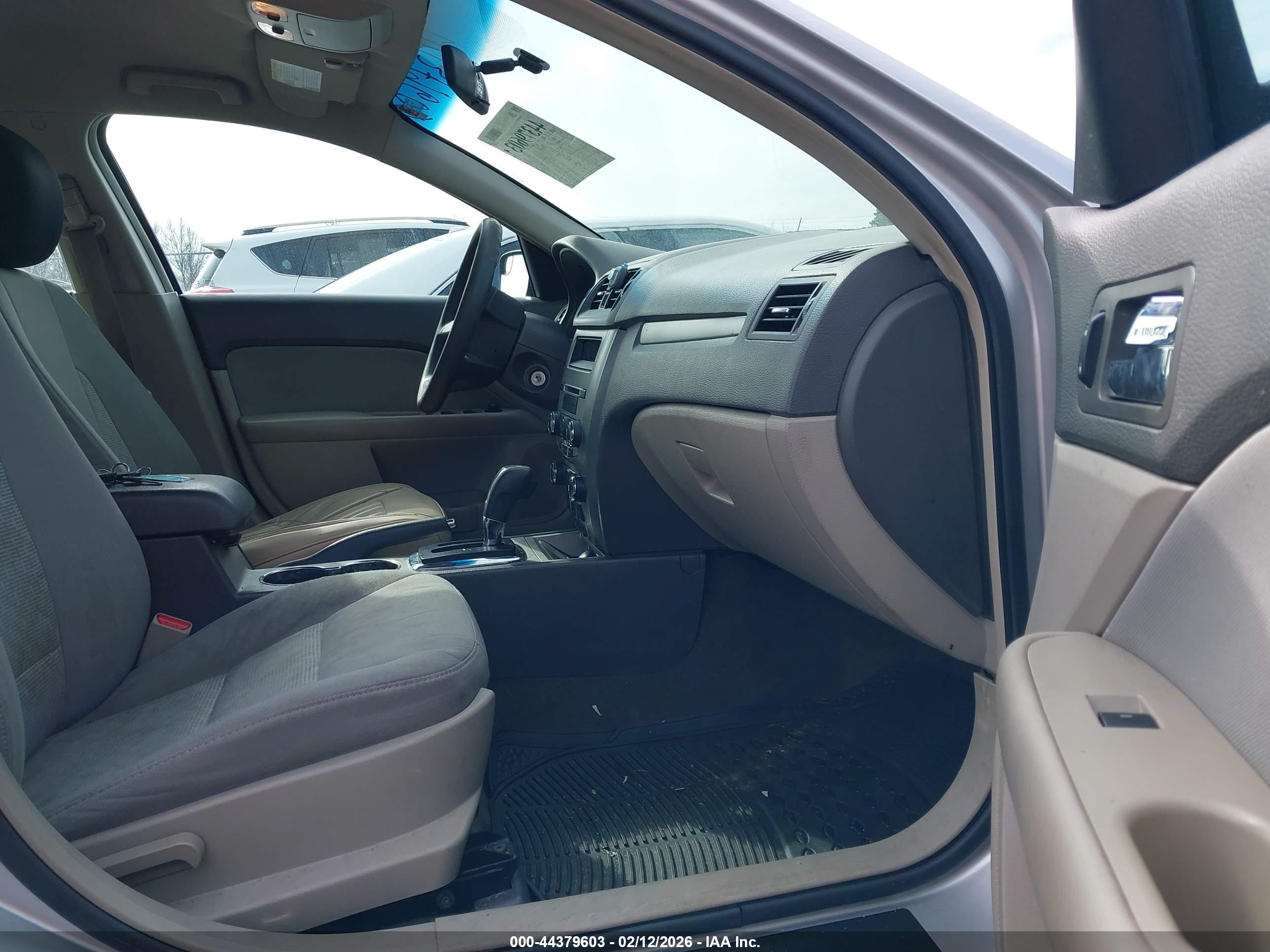 FORD FUSION image 5