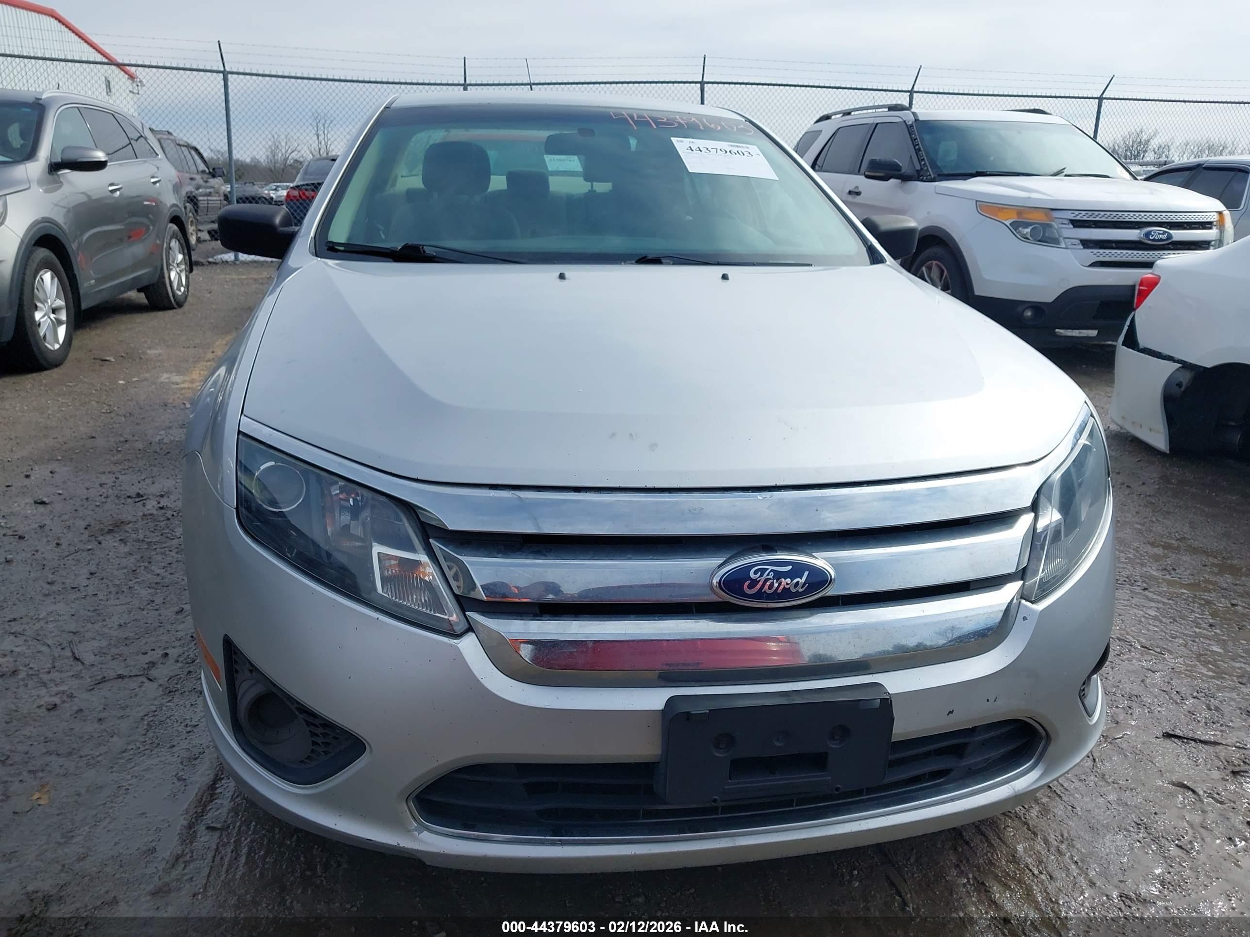 FORD FUSION image 6