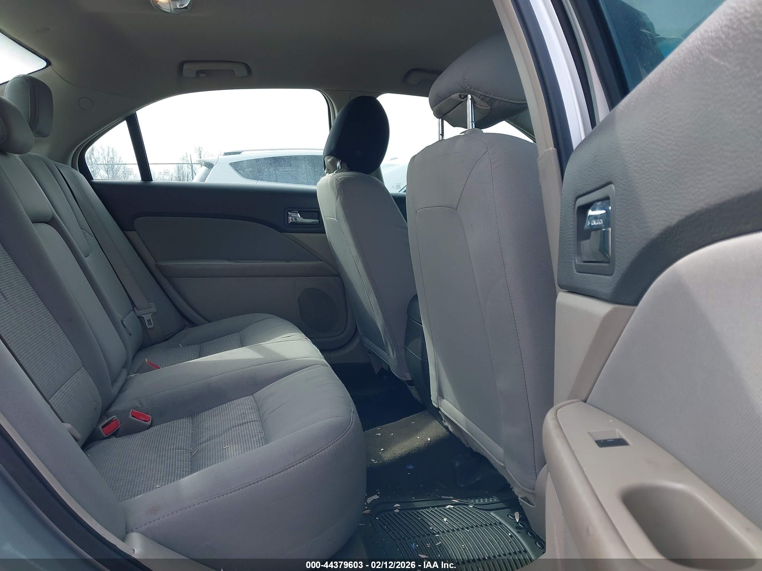 FORD FUSION image 8