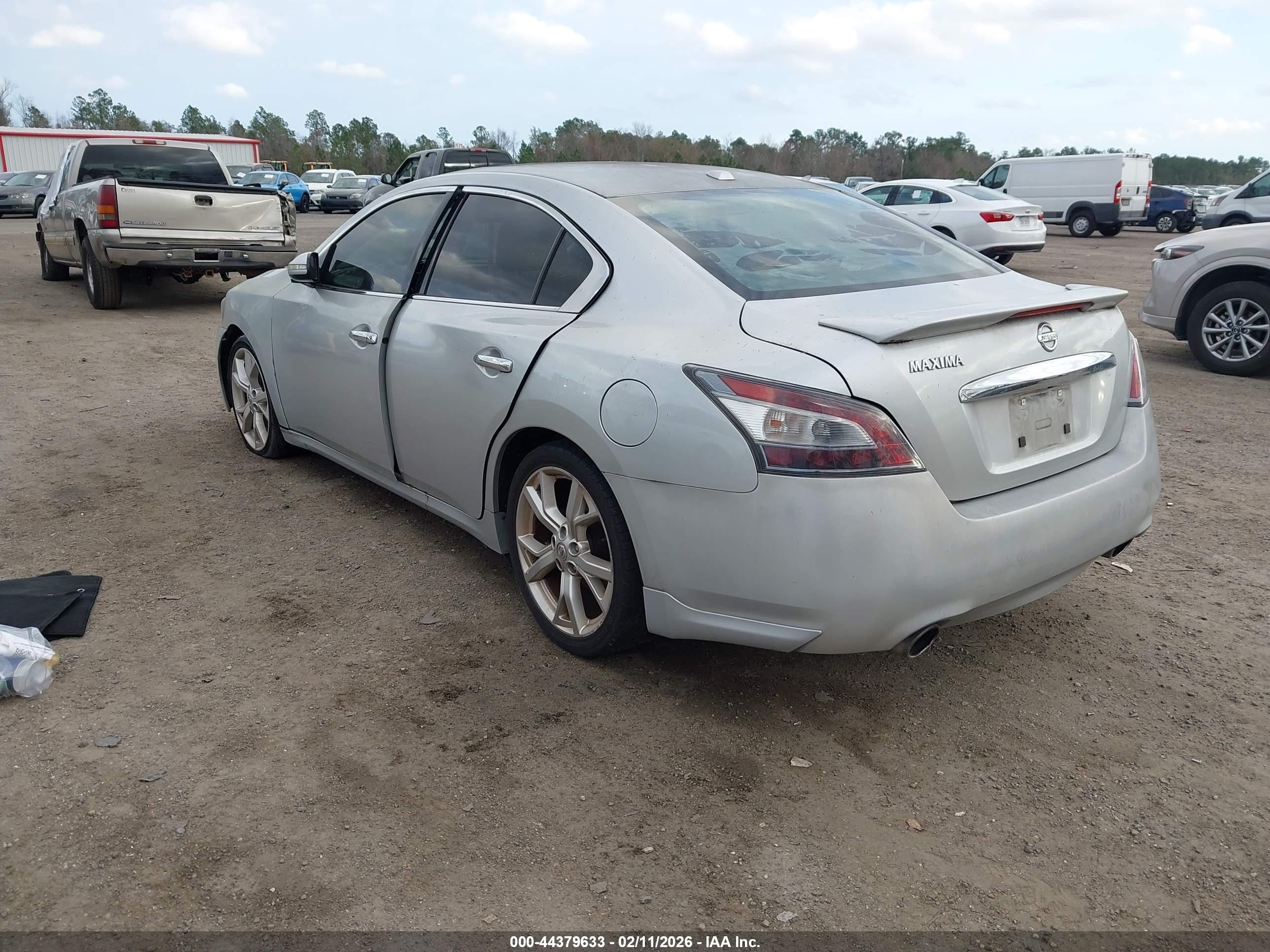 NISSAN MAXIMA image 3