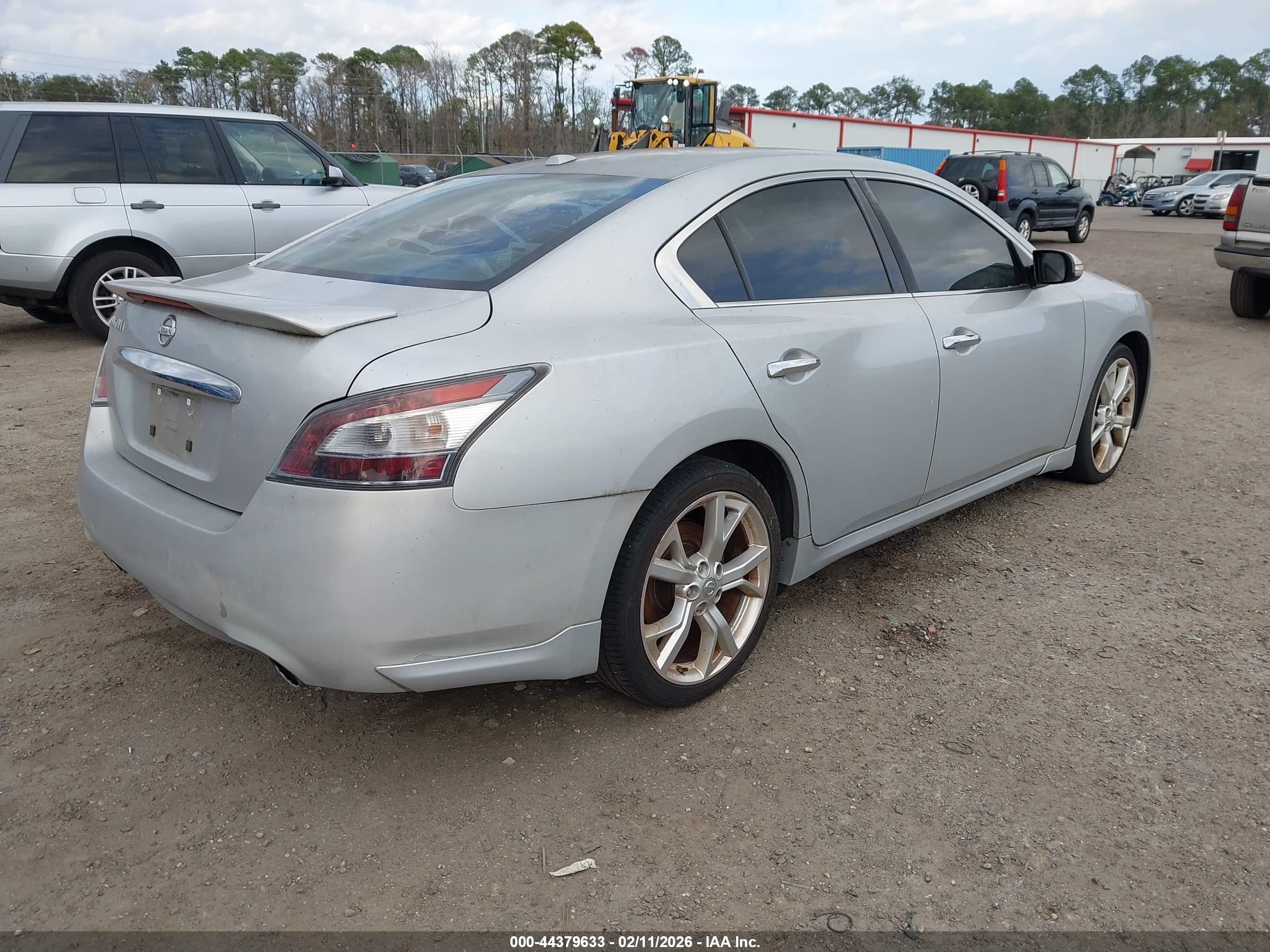 NISSAN MAXIMA image 4