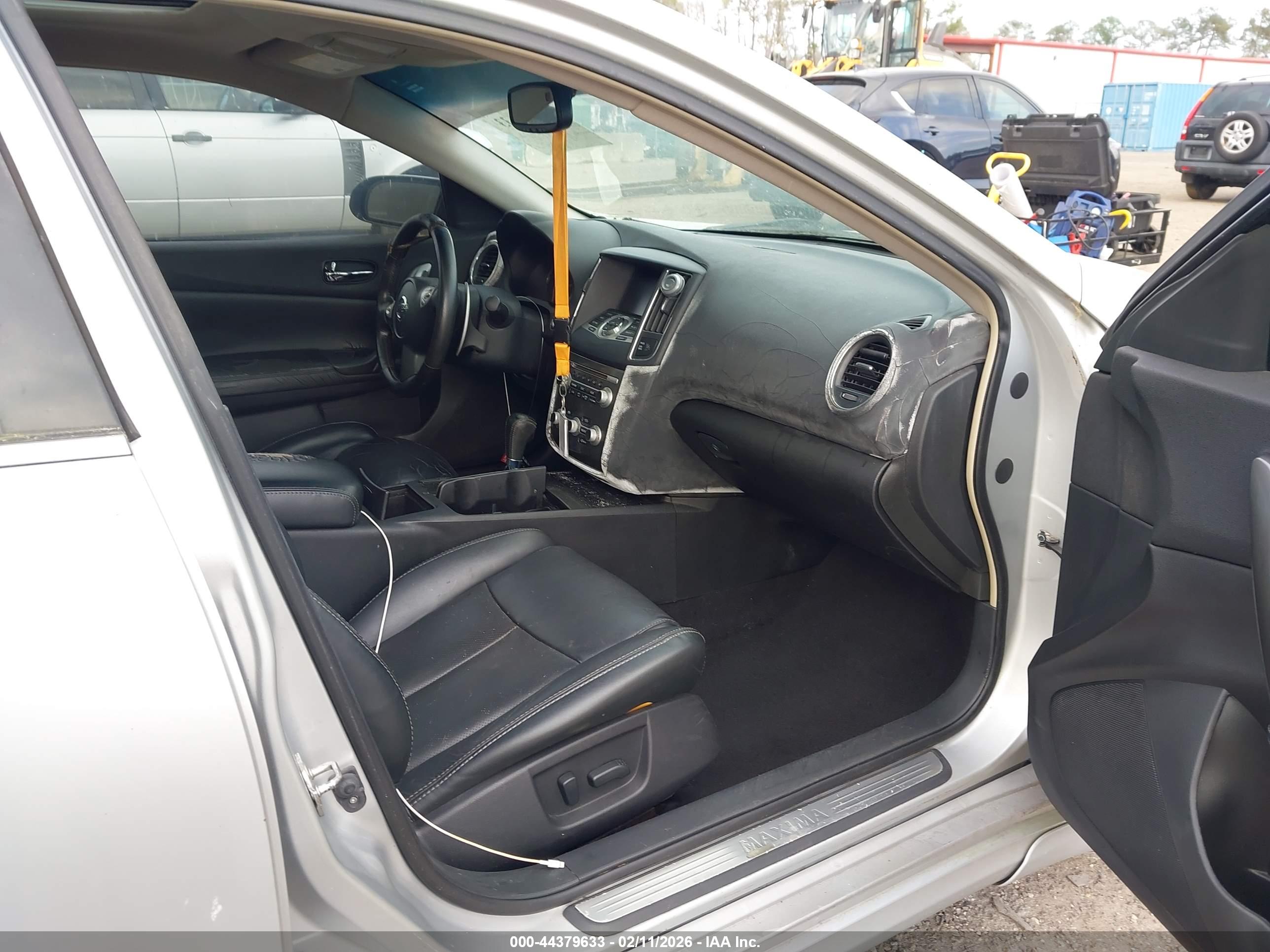 NISSAN MAXIMA image 5