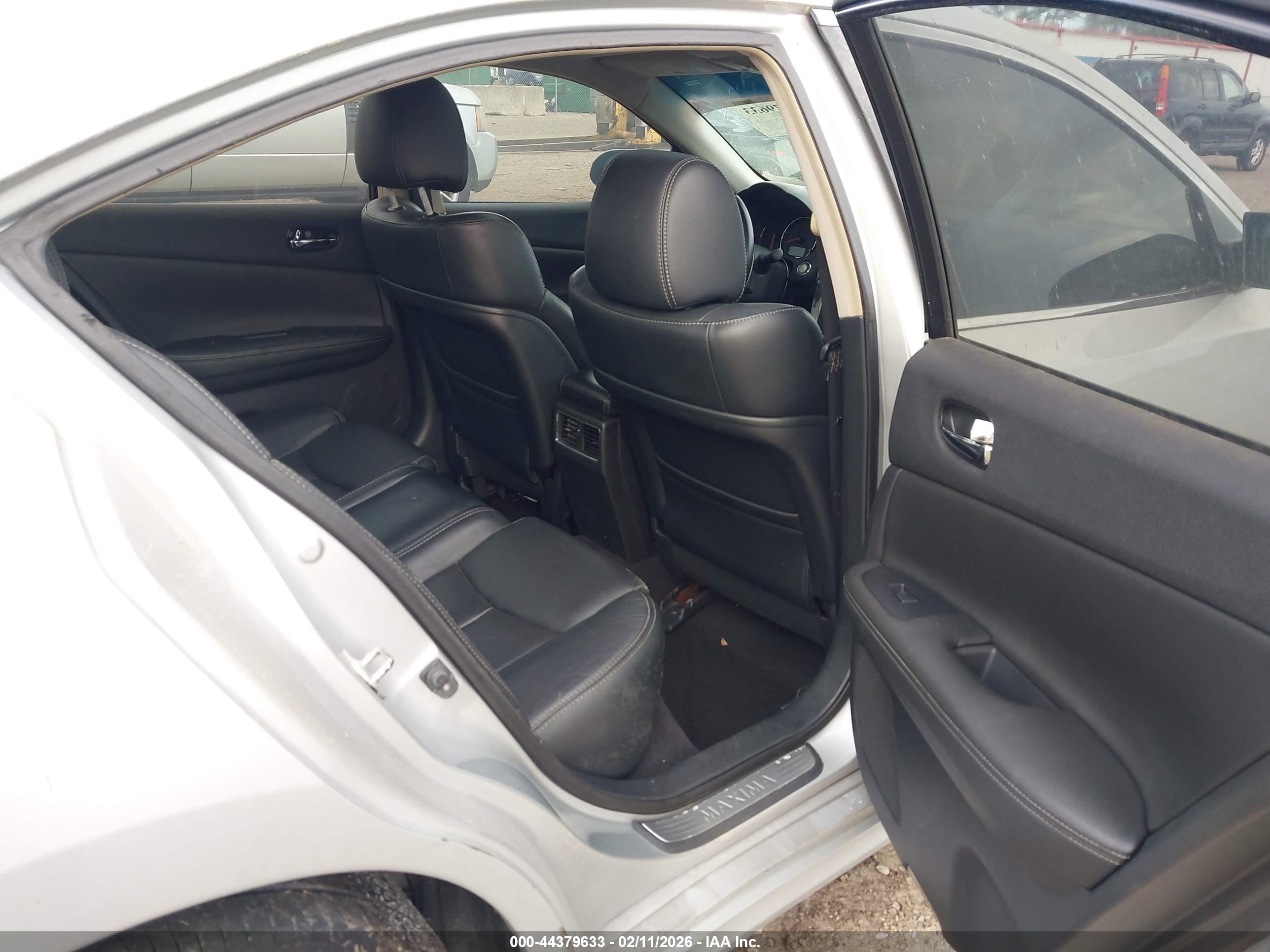 NISSAN MAXIMA image 8