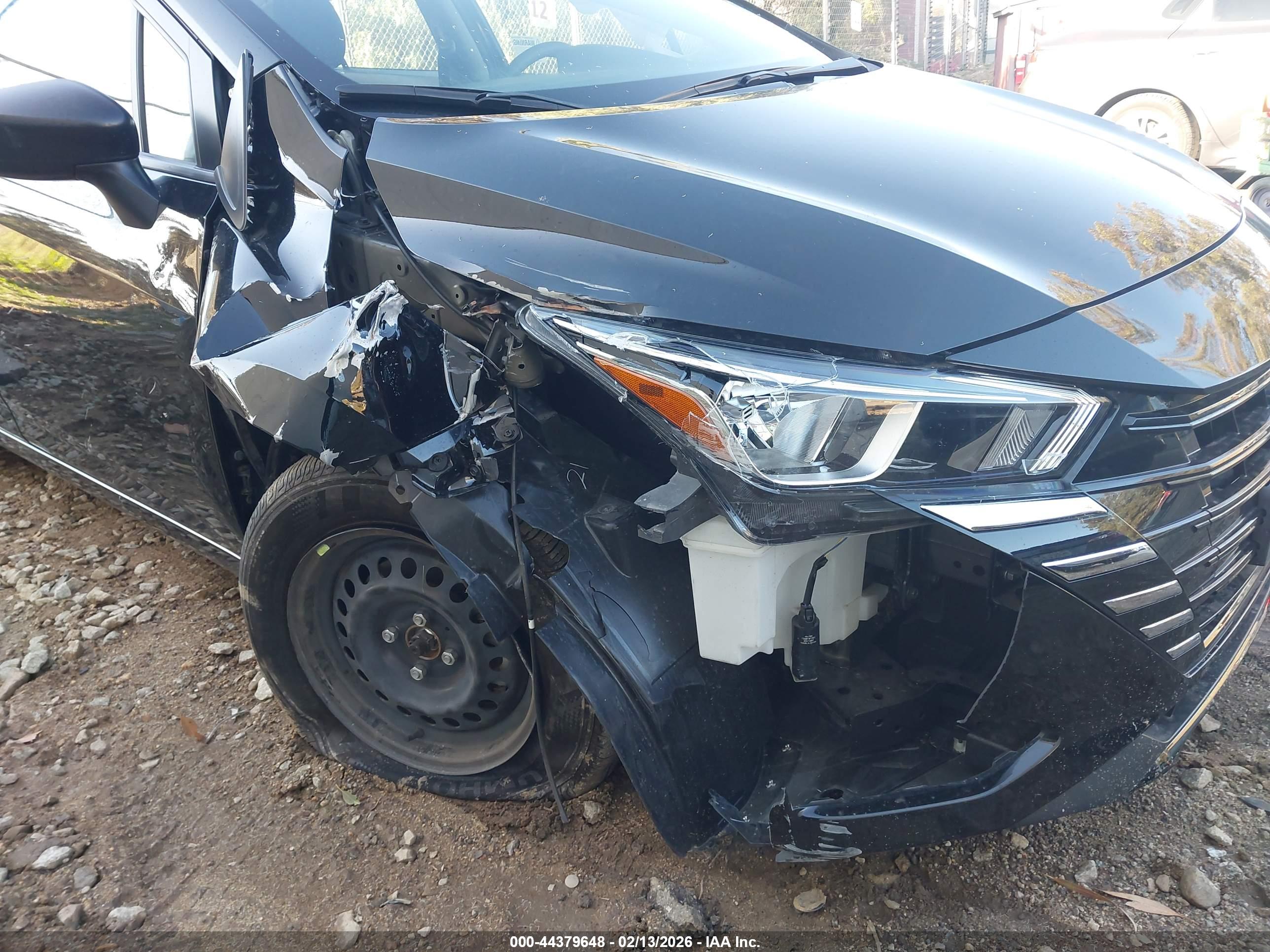 NISSAN VERSA image 6